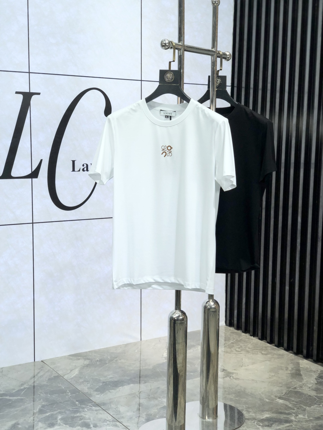 NO:127439,. Luo Yiwei. 2025 spring and summer new product fashionable round neck short sleeve high-end custom versatile style!  More practical and easy for anyone to control. Made with double mercerized fabric, luxurious and classic brand logo design, G is very high-end and must-have if you understand the goods!  The style and tailoring are slim styles, which are very exquisite, showing aura and highlighting the exquisiteness of business men. This is the unique feature, the right slim fit, and the upper body effect is very good!  Size M-4XL m wear 175/120 catties.,loewe,T-shirt,alexander wang19860909. .罗意威.2025春夏新品时尚圆领短袖高级定制百搭款式！更有实用感 任何人都可以轻松驾驭 采用双丝光面料制作,奢华经典品牌logo设计,G非常显档次懂货的必须入！版型剪裁属于修身款 非常精致,显气场,又会凸显商务男士的精致,这就是独到之处,恰到好处的修身,上身效果非常赞！ 尺码M-4XL m穿175/120斤.,,loewe,T-shirt,alexander wang,Men's clothing