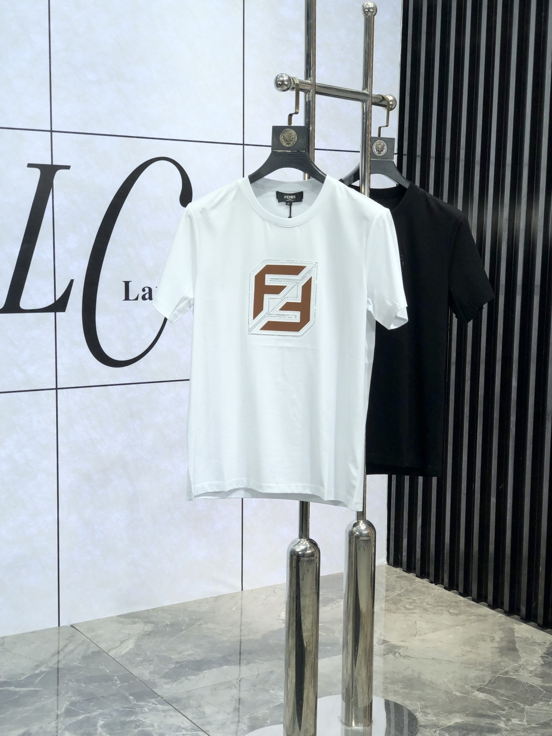 NO:127442,. .Fendi. 2025 spring and summer new product fashionable round neck short sleeve high-end custom versatile style!  More practical and easy for anyone to control. Made with double mercerized fabric, luxurious and classic brand logo design, G is very high-end and must-have if you understand the goods!  The style and tailoring are slim styles, which are very exquisite, showing aura and highlighting the exquisiteness of business men. This is the unique feature, the right slim fit, and the upper body effect is very good!  Size M-4XL m wear 175/120 catties.,fendi,T-shirt,alexander wang19860909. .芬迪.2025春夏新品时尚圆领短袖高级定制百搭款式！更有实用感 任何人都可以轻松驾驭 采用双丝光面料制作,奢华经典品牌logo设计,G非常显档次懂货的必须入！版型剪裁属于修身款 非常精致,显气场,又会凸显商务男士的精致,这就是独到之处,恰到好处的修身,上身效果非常赞！ 尺码M-4XL m穿175/120斤.,,fendi,T-shirt,alexander wang,Men's clothing