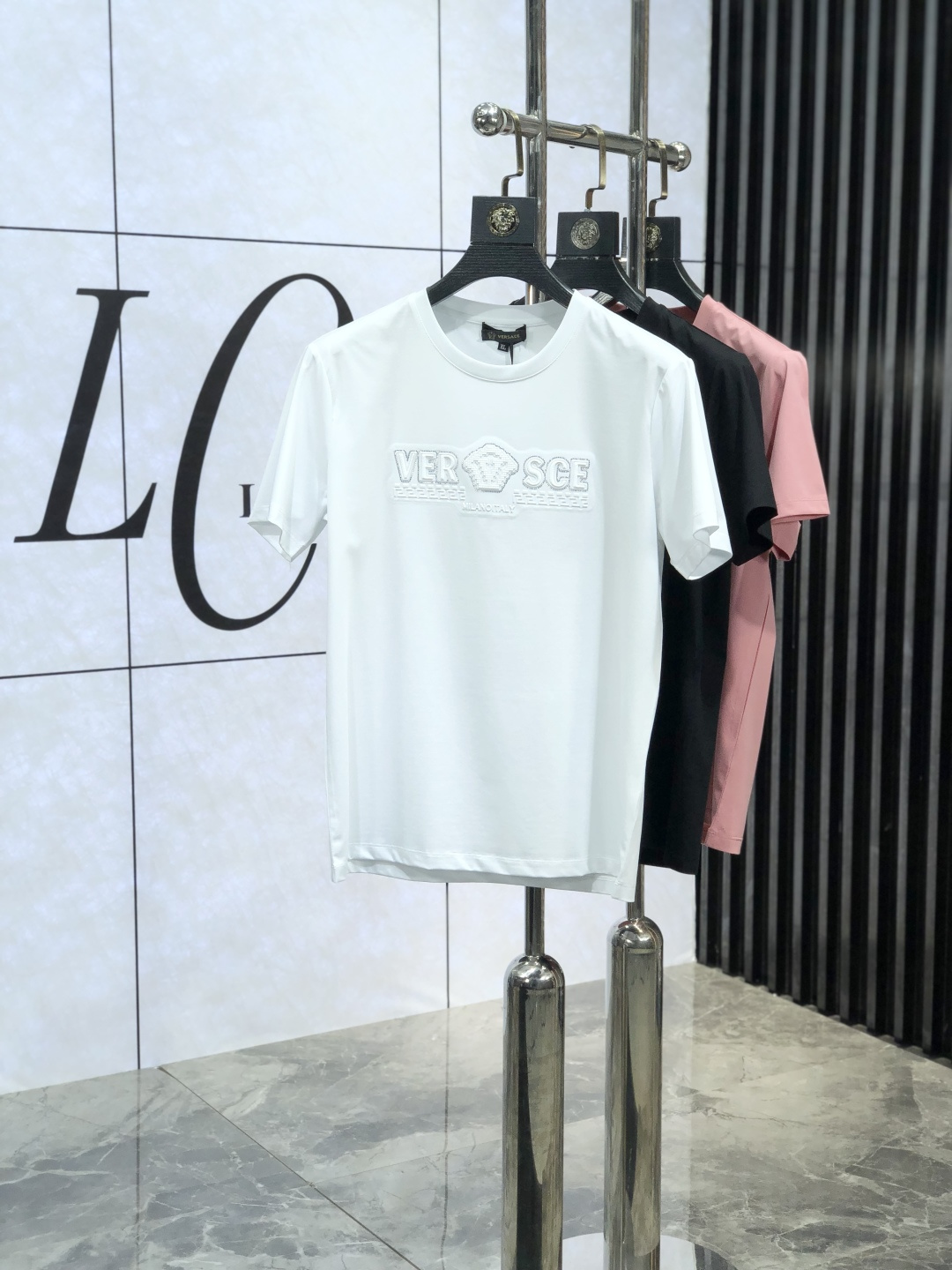 NO:127445,. .Versace. 2025 spring and summer new product fashionable round neck short sleeve high-end custom versatile style!  More practical and easy for anyone to control. Made with double mercerized fabric, luxurious and classic brand logo design, G is very high-end and must-have if you understand the goods!  The style and tailoring are slim styles, which are very exquisite, showing aura and highlighting the exquisiteness of business men. This is the unique feature, the right slim fit, and the upper body effect is very good!  Size M-4XL m wear 175/120 catties., versace, T-shirt, alexander wang19860909. .范思哲.2025春夏新品时尚圆领短袖高级定制百搭款式！更有实用感 任何人都可以轻松驾驭 采用双丝光面料制作,奢华经典品牌logo设计,G非常显档次懂货的必须入！版型剪裁属于修身款 非常精致,显气场,又会凸显商务男士的精致,这就是独到之处,恰到好处的修身,上身效果非常赞！ 尺码M-4XL m穿175/120斤.,,versace,T-shirt,alexander wang,Men's clothing