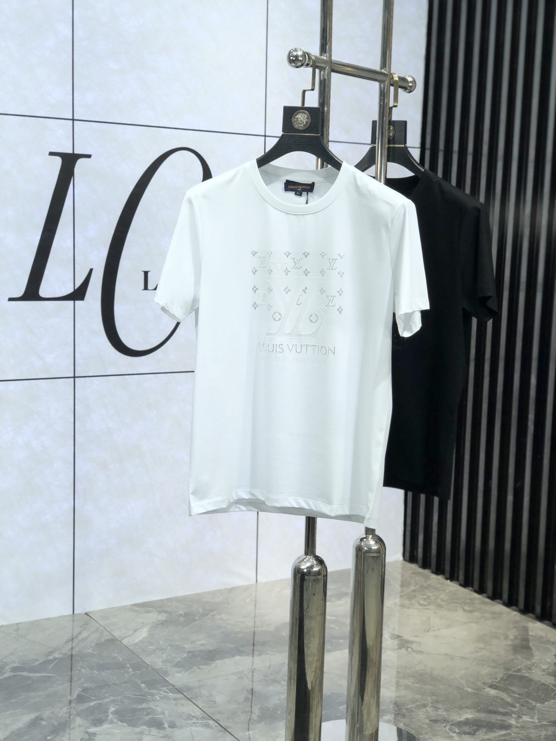 NO:127447,. .Lv.2025 spring and summer new product fashionable round neck short sleeve high-end custom versatile style!  More practical and easy for anyone to control. Made with double mercerized fabric, luxurious and classic brand logo design, G is very high-end and must-have if you understand the goods!  The style and tailoring are slim styles, which are very exquisite, showing aura and highlighting the exquisiteness of business men. This is the unique feature, the right slim fit, and the upper body effect is very good!  Size M-4XL m wear 175/120 catties.,,louis vuitton,T-shirt,alexander wang19860909. .Lv.2025春夏新品时尚圆领短袖高级定制百搭款式！更有实用感 任何人都可以轻松驾驭 采用双丝光面料制作,奢华经典品牌logo设计,G非常显档次懂货的必须入！版型剪裁属于修身款 非常精致,显气场,又会凸显商务男士的精致,这就是独到之处,恰到好处的修身,上身效果非常赞！ 尺码M-4XL m穿175/120斤.,,louis vuitton,T-shirt,alexander wang,Men's clothing