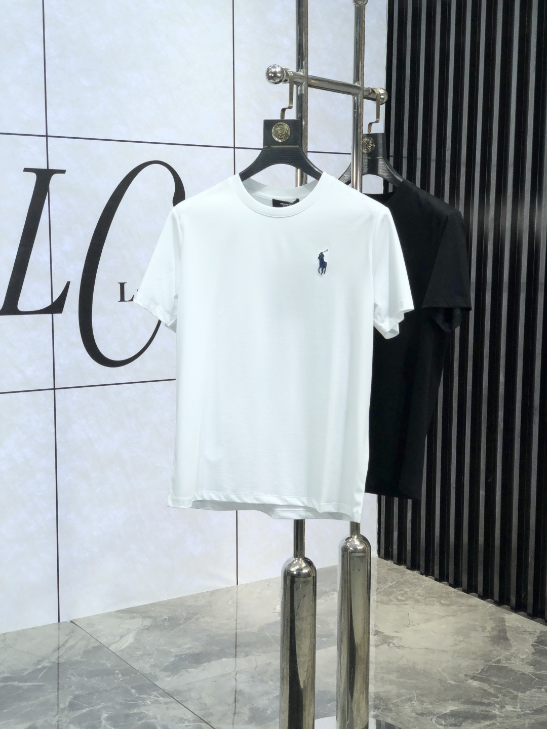 NO:127451,. Paul.2025 spring and summer new product, fashionable round neck short sleeve high-end custom versatile style!  More practical and easy for anyone to control. Made with double mercerized fabric, luxurious and classic brand logo design, G is very high-end and must-have if you understand the goods!  The style and tailoring are slim styles, which are very exquisite, showing aura and highlighting the exquisiteness of business men. This is the unique feature, the right slim fit, and the upper body effect is very good!  Size M-4XL m wear 175/120 catties., T-shirt, alexander wang19860909. .保罗.2025春夏新品时尚圆领短袖高级定制百搭款式！更有实用感 任何人都可以轻松驾驭 采用双丝光面料制作,奢华经典品牌logo设计,G非常显档次懂货的必须入！版型剪裁属于修身款 非常精致,显气场,又会凸显商务男士的精致,这就是独到之处,恰到好处的修身,上身效果非常赞！ 尺码M-4XL m穿175/120斤.,,T-shirt,alexander wang,Men's clothing