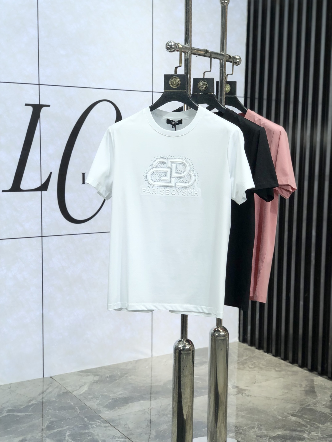 NO:127455,. .Balenicaga. 2025 spring and summer new product fashionable round neck short sleeve high-end custom versatile style!  More practical and easy for anyone to control. Made with double mercerized fabric, luxurious and classic brand logo design, G is very high-end and must-have if you understand the goods!  The style and tailoring are slim styles, which are very exquisite, showing aura and highlighting the exquisiteness of business men. This is the unique feature, the right slim fit, and the upper body effect is very good!  Size M-4XL m wear 175/120 catties.,,balenciaga,T-shirt,alexander wang19860909. .巴黎世家.2025春夏新品时尚圆领短袖高级定制百搭款式！更有实用感 任何人都可以轻松驾驭 采用双丝光面料制作,奢华经典品牌logo设计,G非常显档次懂货的必须入！版型剪裁属于修身款 非常精致,显气场,又会凸显商务男士的精致,这就是独到之处,恰到好处的修身,上身效果非常赞！ 尺码M-4XL m穿175/120斤.,,balenciaga,T-shirt,alexander wang,Men's clothing