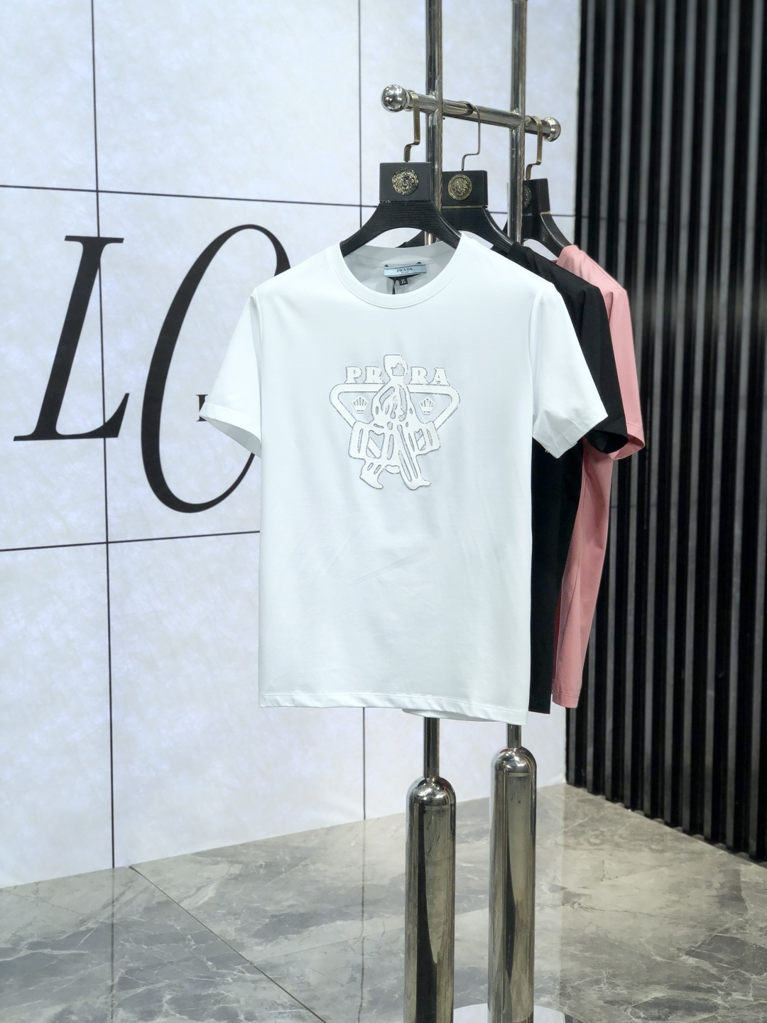 NO:127457,. .Prada. 2025 spring and summer new product fashionable round neck short sleeve high-end custom versatile style!  More practical and easy for anyone to control. Made with double mercerized fabric, luxurious and classic brand logo design, G is very high-end and must-have if you understand the goods!  The style and tailoring are slim styles, which are very exquisite, showing aura and highlighting the exquisiteness of business men. This is the unique feature, the right slim fit, and the upper body effect is very good!  Size M-4XL m wear 175/120 catties.,,prada,T-shirt,alexander wang19860909. .普拉达.2025春夏新品时尚圆领短袖高级定制百搭款式！更有实用感 任何人都可以轻松驾驭 采用双丝光面料制作,奢华经典品牌logo设计,G非常显档次懂货的必须入！版型剪裁属于修身款 非常精致,显气场,又会凸显商务男士的精致,这就是独到之处,恰到好处的修身,上身效果非常赞！ 尺码M-4XL m穿175/120斤.,,prada,T-shirt,alexander wang,Men's clothing