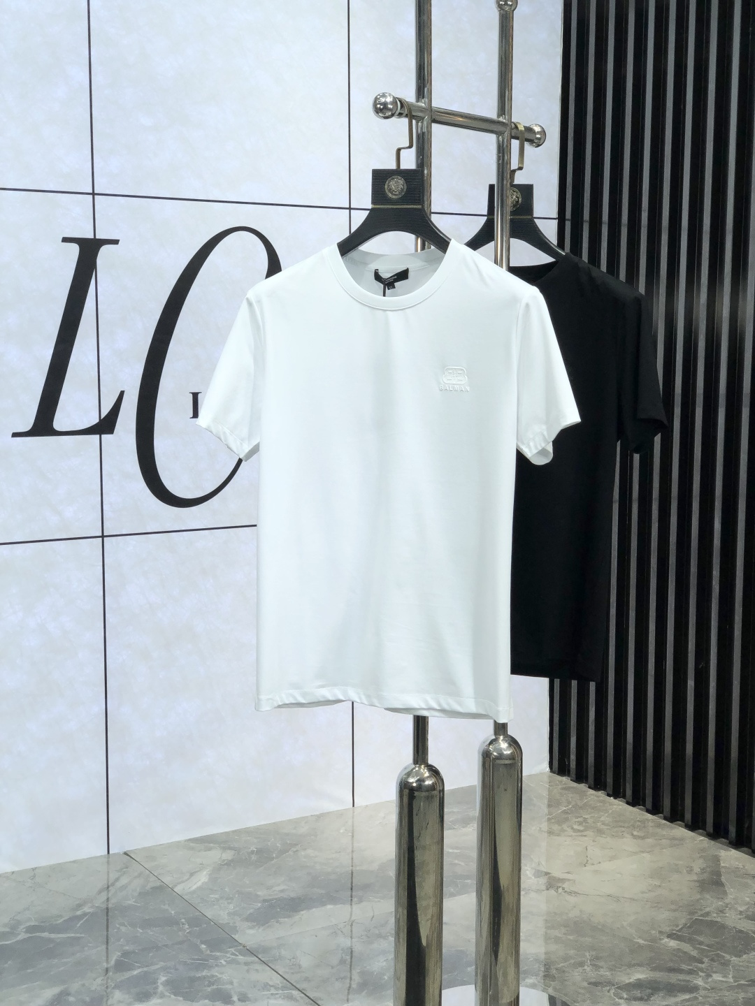 NO:127461,. .Balmain. 2025 spring and summer new product fashionable round neck short sleeve high-end custom versatile style!  More practical and easy for anyone to control. Made with double mercerized fabric, luxurious and classic brand logo design, G is very high-end and must-have if you understand the goods!  The style and tailoring are slim styles, which are very exquisite, showing aura and highlighting the exquisiteness of business men. This is the unique feature, the right slim fit, and the upper body effect is very good!  Size M-4XL m wear 175/120 catties., balmain, T-shirt, alexander wang19860909. .巴尔曼.2025春夏新品时尚圆领短袖高级定制百搭款式！更有实用感 任何人都可以轻松驾驭 采用双丝光面料制作,奢华经典品牌logo设计,G非常显档次懂货的必须入！版型剪裁属于修身款 非常精致,显气场,又会凸显商务男士的精致,这就是独到之处,恰到好处的修身,上身效果非常赞！ 尺码M-4XL m穿175/120斤.,,balmain,T-shirt,alexander wang,Men's clothing