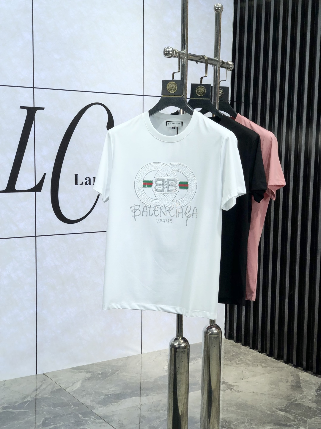 NO:127463,. .Balenicaga. 2025 spring and summer new product fashionable round neck short sleeve high-end custom versatile style!  More practical and easy for anyone to control. Made with double mercerized fabric, luxurious and classic brand logo design, G is very high-end and must-have if you understand the goods!  The style and tailoring are slim styles, which are very exquisite, showing aura and highlighting the exquisiteness of business men. This is the unique feature, the right slim fit, and the upper body effect is very good!  Size M-4XL m wear 175/120 catties.,,balenciaga,T-shirt,alexander wang19860909. .巴黎世家.2025春夏新品时尚圆领短袖高级定制百搭款式！更有实用感 任何人都可以轻松驾驭 采用双丝光面料制作,奢华经典品牌logo设计,G非常显档次懂货的必须入！版型剪裁属于修身款 非常精致,显气场,又会凸显商务男士的精致,这就是独到之处,恰到好处的修身,上身效果非常赞！ 尺码M-4XL m穿175/120斤.,,balenciaga,T-shirt,alexander wang,Men's clothing