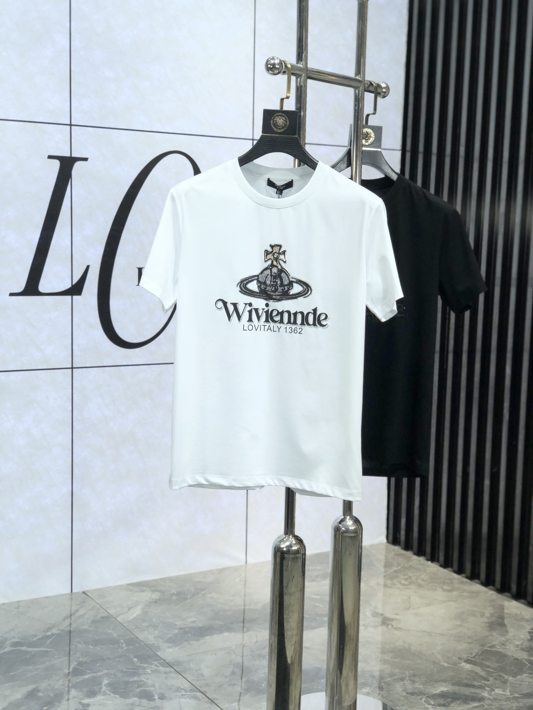 NO:127465,. .Cavali 2025 spring and summer new product fashionable round neck short sleeve high-end custom versatile style!  More practical and easy for anyone to control. Made with double mercerized fabric, luxurious and classic brand logo design, G is very high-end and must-have if you understand the goods!  The style and tailoring are slim styles, which are very exquisite, showing aura and highlighting the exquisiteness of business men. This is the unique feature, the right slim fit, and the upper body effect is very good!  Size M-4XL m wear 175/120 catties., T-shirt, alexander wang19860909. .卡瓦利 2025春夏新品时尚圆领短袖高级定制百搭款式！更有实用感 任何人都可以轻松驾驭 采用双丝光面料制作,奢华经典品牌logo设计,G非常显档次懂货的必须入！版型剪裁属于修身款 非常精致,显气场,又会凸显商务男士的精致,这就是独到之处,恰到好处的修身,上身效果非常赞！ 尺码M-4XL m穿175/120斤.,,T-shirt,alexander wang,Men's clothing