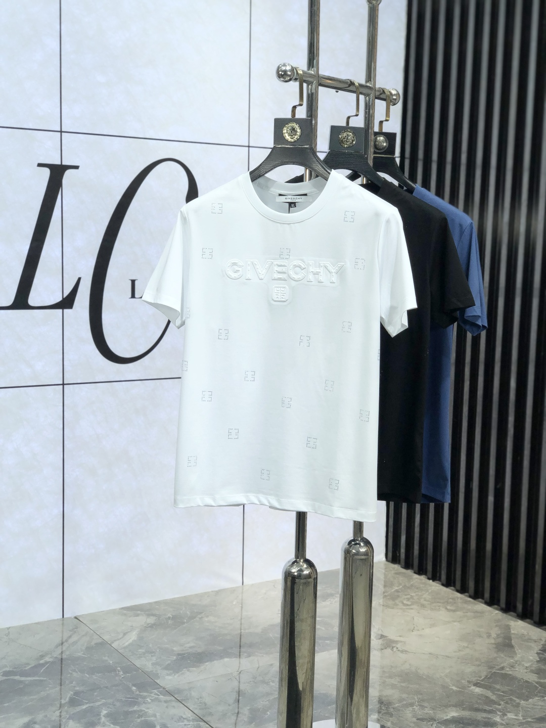 NO:127467,. .Givenchy. 2025 spring and summer new product, fashionable round neck short sleeve high-end custom versatile style!  More practical and easy for anyone to control. Made with double mercerized fabric, luxurious and classic brand logo design, G is very high-end and must-have if you understand the goods!  The style and tailoring are slim styles, which are very exquisite, showing aura and highlighting the exquisiteness of business men. This is the unique feature, the right slim fit, and the upper body effect is very good!  Size M-4XL m wear 175/120 catties., givennchy, T-shirt, alexander wang19860909. .纪梵希.2025春夏新品时尚圆领短袖高级定制百搭款式！更有实用感 任何人都可以轻松驾驭 采用双丝光面料制作,奢华经典品牌logo设计,G非常显档次懂货的必须入！版型剪裁属于修身款 非常精致,显气场,又会凸显商务男士的精致,这就是独到之处,恰到好处的修身,上身效果非常赞！ 尺码M-4XL m穿175/120斤.,,givenchy,T-shirt,alexander wang,Men's clothing