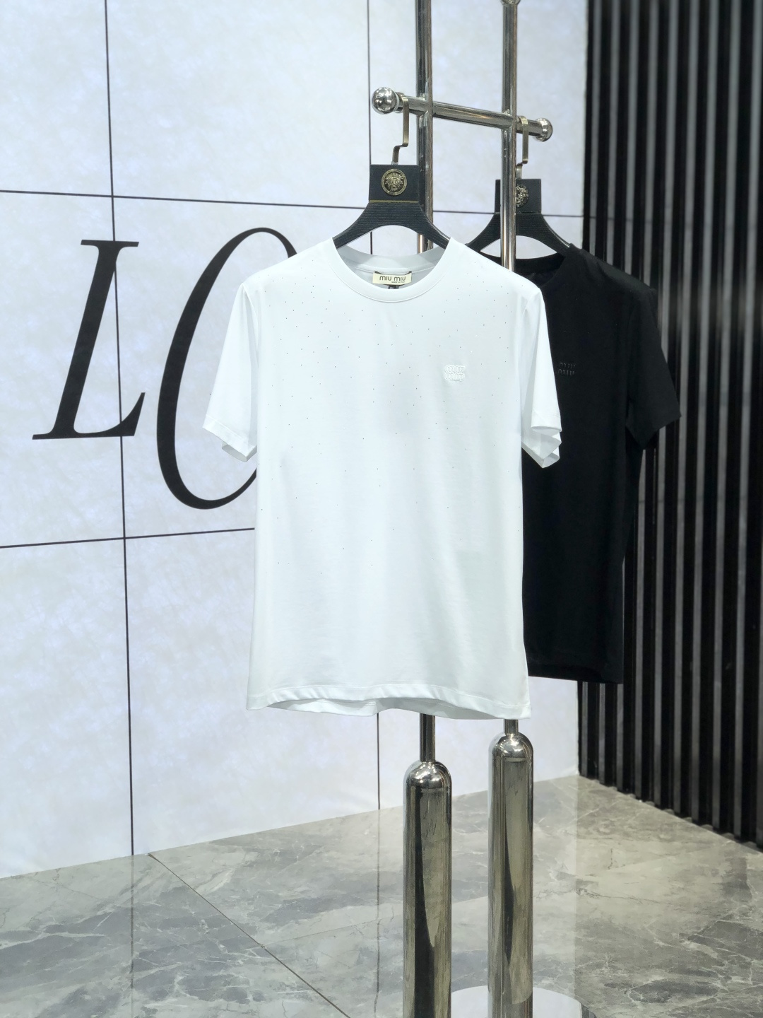 NO:127450,. .miumiu.2025 spring and summer new product fashionable round neck short sleeve high-end custom versatile style!  More practical and easy for anyone to control. Made with double mercerized fabric, luxurious and classic brand logo design, G is very high-end and must-have if you understand the goods!  The style and tailoring are slim styles, which are very exquisite, showing aura and highlighting the exquisiteness of business men. This is the unique feature, the right slim fit, and the upper body effect is very good!  Size M-4XL m wear 175/120 catties.,miumiu,T-shirt,alexander wang19860909. .miumiu.2025春夏新品时尚圆领短袖高级定制百搭款式！更有实用感 任何人都可以轻松驾驭 采用双丝光面料制作,奢华经典品牌logo设计,G非常显档次懂货的必须入！版型剪裁属于修身款 非常精致,显气场,又会凸显商务男士的精致,这就是独到之处,恰到好处的修身,上身效果非常赞！ 尺码M-4XL m穿175/120斤.,,miumiu,T-shirt,alexander wang,Men's clothing