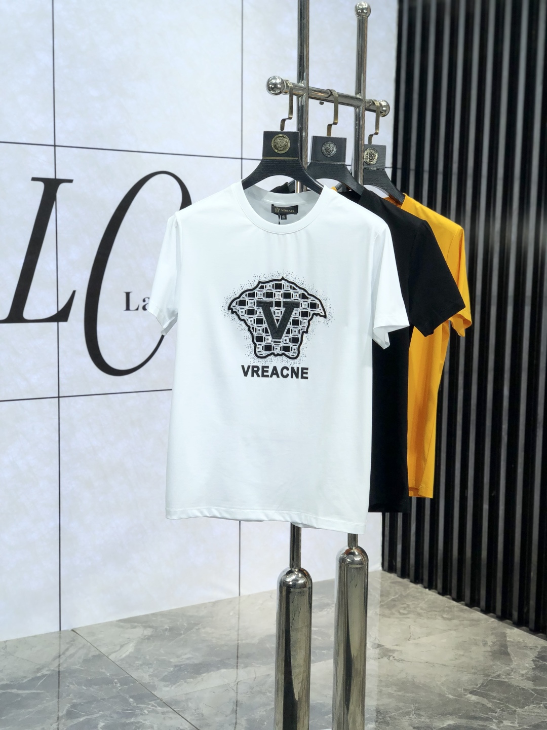 NO:127452,. .Versace. 2025 spring and summer new product fashionable round neck short sleeve high-end custom versatile style!  More practical and easy for anyone to control. Made with double mercerized fabric, luxurious and classic brand logo design, G is very high-end and must-have if you understand the goods!  The style and tailoring are slim styles, which are very exquisite, showing aura and highlighting the exquisiteness of business men. This is the unique feature, the right slim fit, and the upper body effect is very good!  Size M-4XL m wear 175/120 catties., versace, T-shirt, alexander wang19860909. .范思哲.2025春夏新品时尚圆领短袖高级定制百搭款式！更有实用感 任何人都可以轻松驾驭 采用双丝光面料制作,奢华经典品牌logo设计,G非常显档次懂货的必须入！版型剪裁属于修身款 非常精致,显气场,又会凸显商务男士的精致,这就是独到之处,恰到好处的修身,上身效果非常赞！ 尺码M-4XL m穿175/120斤.,,versace,T-shirt,alexander wang,Men's clothing