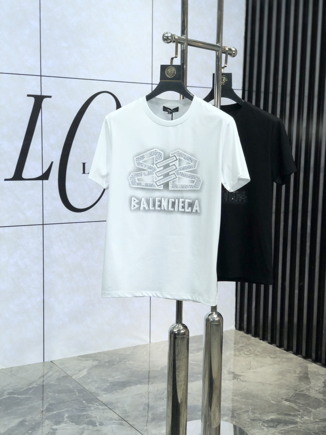 NO:127454,. .Balenicaga. 2025 spring and summer new product fashionable round neck short sleeve high-end custom versatile style!  More practical and easy for anyone to control. Made with double mercerized fabric, luxurious and classic brand logo design, G is very high-end and must-have if you understand the goods!  The style and tailoring are slim styles, which are very exquisite, showing aura and highlighting the exquisiteness of business men. This is the unique feature, the right slim fit, and the upper body effect is very good!  Size M-4XL m wear 175/120 catties.,,balenciaga,T-shirt,alexander wang19860909. .巴黎世家.2025春夏新品时尚圆领短袖高级定制百搭款式！更有实用感 任何人都可以轻松驾驭 采用双丝光面料制作,奢华经典品牌logo设计,G非常显档次懂货的必须入！版型剪裁属于修身款 非常精致,显气场,又会凸显商务男士的精致,这就是独到之处,恰到好处的修身,上身效果非常赞！ 尺码M-4XL m穿175/120斤.,,balenciaga,T-shirt,alexander wang,Men's clothing