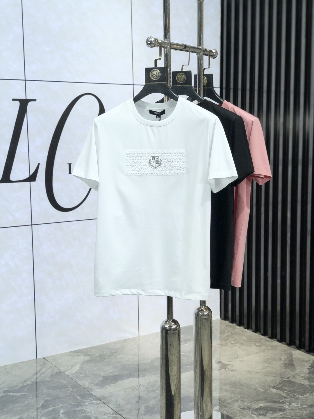 NO:127456,. .LP.2025 spring and summer new product fashionable round neck short sleeve high-end custom versatile style!  More practical and easy for anyone to control. Made with double mercerized fabric, luxurious and classic brand logo design, G is very high-end and must-have if you understand the goods!  The style and tailoring are slim styles, which are very exquisite, showing aura and highlighting the exquisiteness of business men. This is the unique feature, the right slim fit, and the upper body effect is very good!  Size M-4XL m wear 175/120 catties.,loro piana,T-shirt,alexander wang19860909. .LP.2025春夏新品时尚圆领短袖高级定制百搭款式！更有实用感 任何人都可以轻松驾驭 采用双丝光面料制作,奢华经典品牌logo设计,G非常显档次懂货的必须入！版型剪裁属于修身款 非常精致,显气场,又会凸显商务男士的精致,这就是独到之处,恰到好处的修身,上身效果非常赞！ 尺码M-4XL m穿175/120斤.,,loro piana,T-shirt,alexander wang,Men's clothing