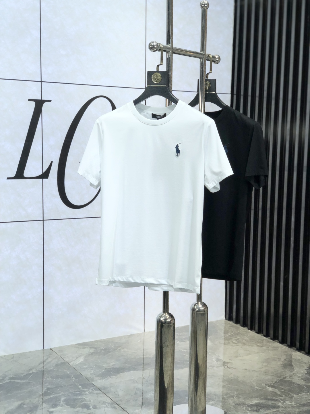 NO:127458,. Paul.2025 spring and summer new product, fashionable round neck short sleeve high-end custom versatile style!  More practical and easy for anyone to control. Made with double mercerized fabric, luxurious and classic brand logo design, G is very high-end and must-have if you understand the goods!  The style and tailoring are slim styles, which are very exquisite, showing aura and highlighting the exquisiteness of business men. This is the unique feature, the right slim fit, and the upper body effect is very good!  Size M-4XL m wear 175/120 catties., T-shirt, alexander wang19860909. .保罗.2025春夏新品时尚圆领短袖高级定制百搭款式！更有实用感 任何人都可以轻松驾驭 采用双丝光面料制作,奢华经典品牌logo设计,G非常显档次懂货的必须入！版型剪裁属于修身款 非常精致,显气场,又会凸显商务男士的精致,这就是独到之处,恰到好处的修身,上身效果非常赞！ 尺码M-4XL m穿175/120斤.,,T-shirt,alexander wang,Men's clothing