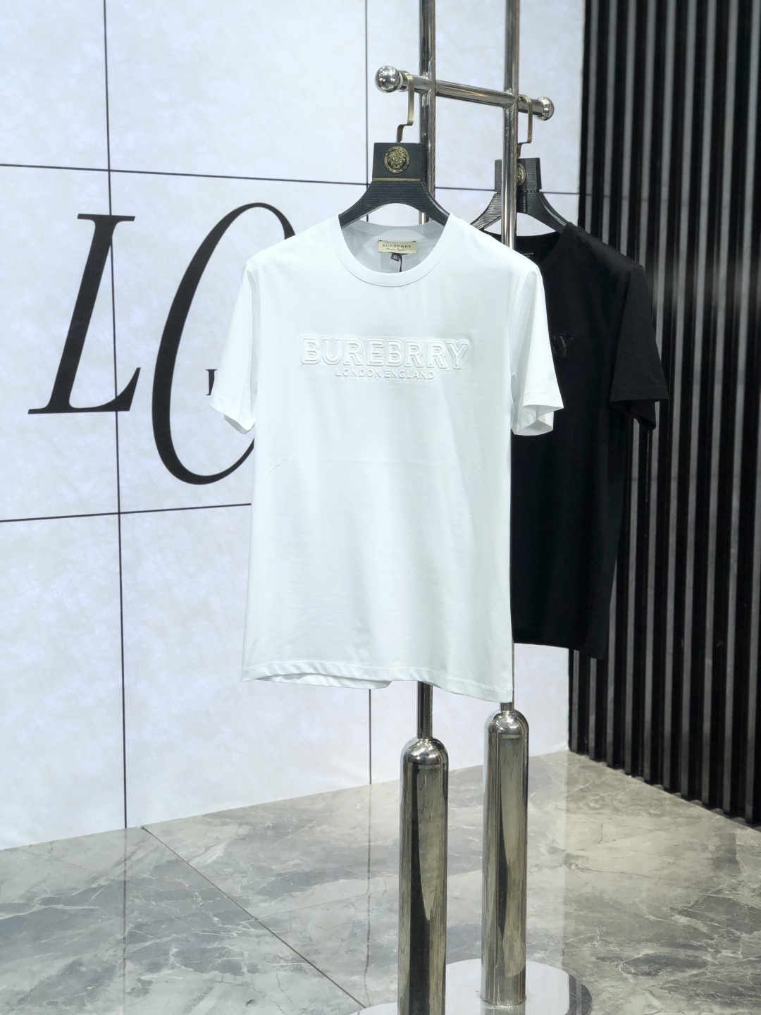 NO:127462,. . Burberry. 2025 spring and summer new product fashionable round neck short sleeve high-end custom versatile style!  More practical and easy for anyone to control. Made with double mercerized fabric, luxurious and classic brand logo design, G is very high-end and must-have if you understand the goods!  The style and tailoring are slim styles, which are very exquisite, showing aura and highlighting the exquisiteness of business men. This is the unique feature, the right slim fit, and the upper body effect is very good!  Size M-4XL m wear 175/120 catties., burberry, T-shirt, alexander wang19860909. .巴宝莉.2025春夏新品时尚圆领短袖高级定制百搭款式！更有实用感 任何人都可以轻松驾驭 采用双丝光面料制作,奢华经典品牌logo设计,G非常显档次懂货的必须入！版型剪裁属于修身款 非常精致,显气场,又会凸显商务男士的精致,这就是独到之处,恰到好处的修身,上身效果非常赞！ 尺码M-4XL m穿175/120斤.,,burberry,T-shirt,alexander wang,Men's clothing