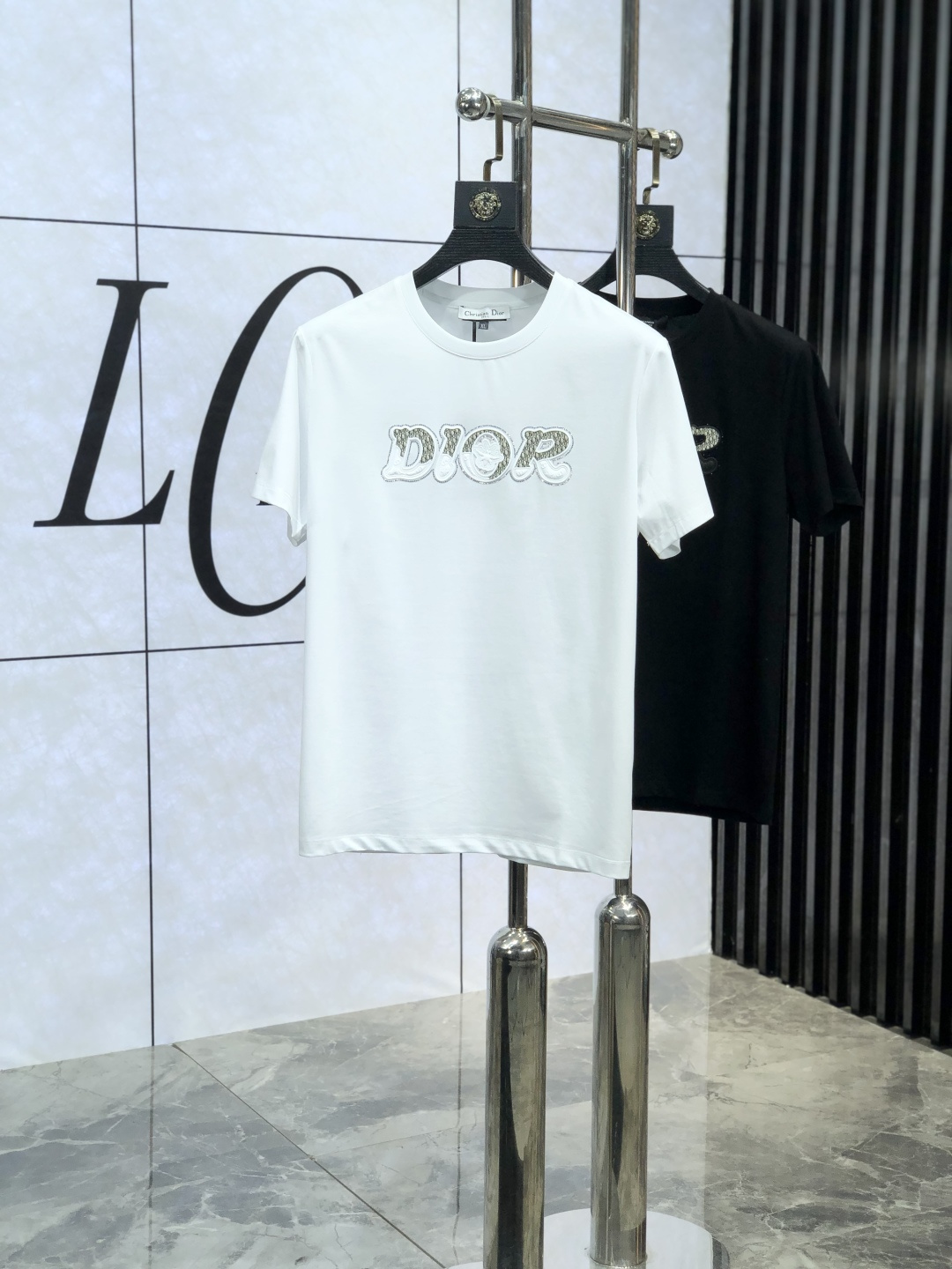 NO:127464,. .Dior.2025 spring and summer new product fashionable round neck short sleeve high-end custom versatile style!  More practical and easy for anyone to control. Made with double mercerized fabric, luxurious and classic brand logo design, G is very high-end and must-have if you understand the goods!  The style and tailoring are slim styles, which are very exquisite, showing aura and highlighting the exquisiteness of business men. This is the unique feature, the right slim fit, and the upper body effect is very good!  Size M-4XL m wear 175/120 catties.,dior,T-shirt,alexander wang19860909. .Dior.2025春夏新品时尚圆领短袖高级定制百搭款式！更有实用感 任何人都可以轻松驾驭 采用双丝光面料制作,奢华经典品牌logo设计,G非常显档次懂货的必须入！版型剪裁属于修身款 非常精致,显气场,又会凸显商务男士的精致,这就是独到之处,恰到好处的修身,上身效果非常赞！ 尺码M-4XL m穿175/120斤.,,dior,T-shirt,alexander wang,Men's clothing