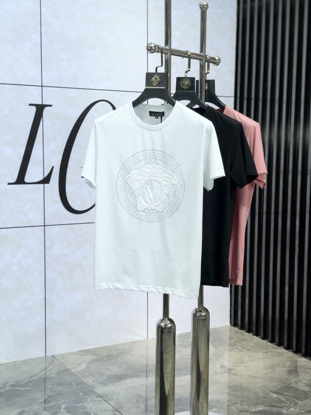 NO:127466,. .Versace. 2025 spring and summer new product fashionable round neck short sleeve high-end custom versatile style!  More practical and easy for anyone to control. Made with double mercerized fabric, luxurious and classic brand logo design, G is very high-end and must-have if you understand the goods!  The style and tailoring are slim styles, which are very exquisite, showing aura and highlighting the exquisiteness of business men. This is the unique feature, the right slim fit, and the upper body effect is very good!  Size M-4XL m wear 175/120 catties., versace, T-shirt, alexander wang19860909. .范思哲.2025春夏新品时尚圆领短袖高级定制百搭款式！更有实用感 任何人都可以轻松驾驭 采用双丝光面料制作,奢华经典品牌logo设计,G非常显档次懂货的必须入！版型剪裁属于修身款 非常精致,显气场,又会凸显商务男士的精致,这就是独到之处,恰到好处的修身,上身效果非常赞！ 尺码M-4XL m穿175/120斤.,,versace,T-shirt,alexander wang,Men's clothing