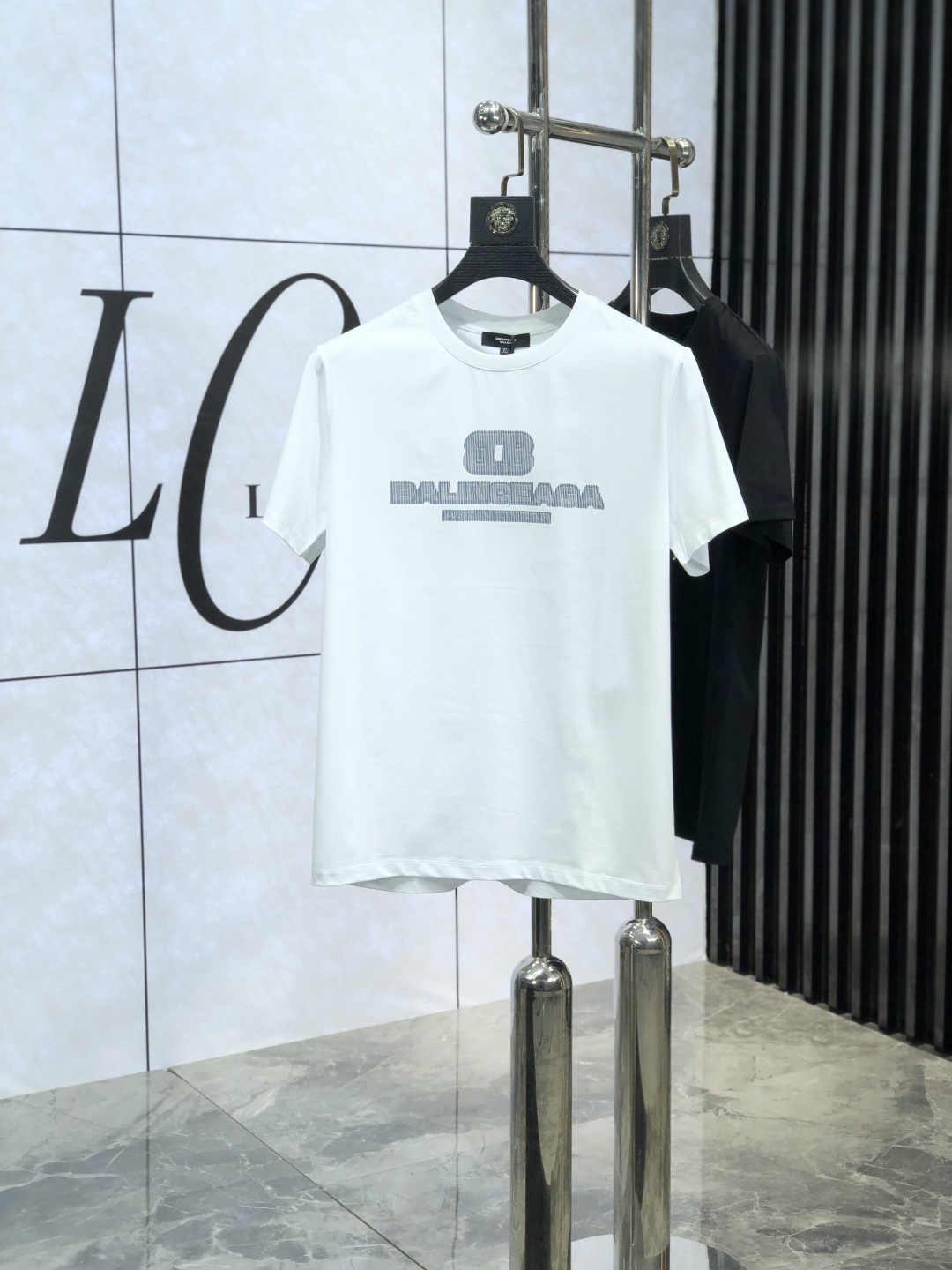 NO:127469,. .Balenicaga. 2025 spring and summer new product fashionable round neck short sleeve high-end custom versatile style!  More practical and easy for anyone to control. Made with double mercerized fabric, luxurious and classic brand logo design, G is very high-end and must-have if you understand the goods!  The style and tailoring are slim styles, which are very exquisite, showing aura and highlighting the exquisiteness of business men. This is the unique feature, the right slim fit, and the upper body effect is very good!  Size M-4XL m wear 175/120 catties.,,balenciaga,T-shirt,alexander wang19860909. .巴黎世家.2025春夏新品时尚圆领短袖高级定制百搭款式！更有实用感 任何人都可以轻松驾驭 采用双丝光面料制作,奢华经典品牌logo设计,G非常显档次懂货的必须入！版型剪裁属于修身款 非常精致,显气场,又会凸显商务男士的精致,这就是独到之处,恰到好处的修身,上身效果非常赞！ 尺码M-4XL m穿175/120斤.,,balenciaga,T-shirt,alexander wang,Men's clothing