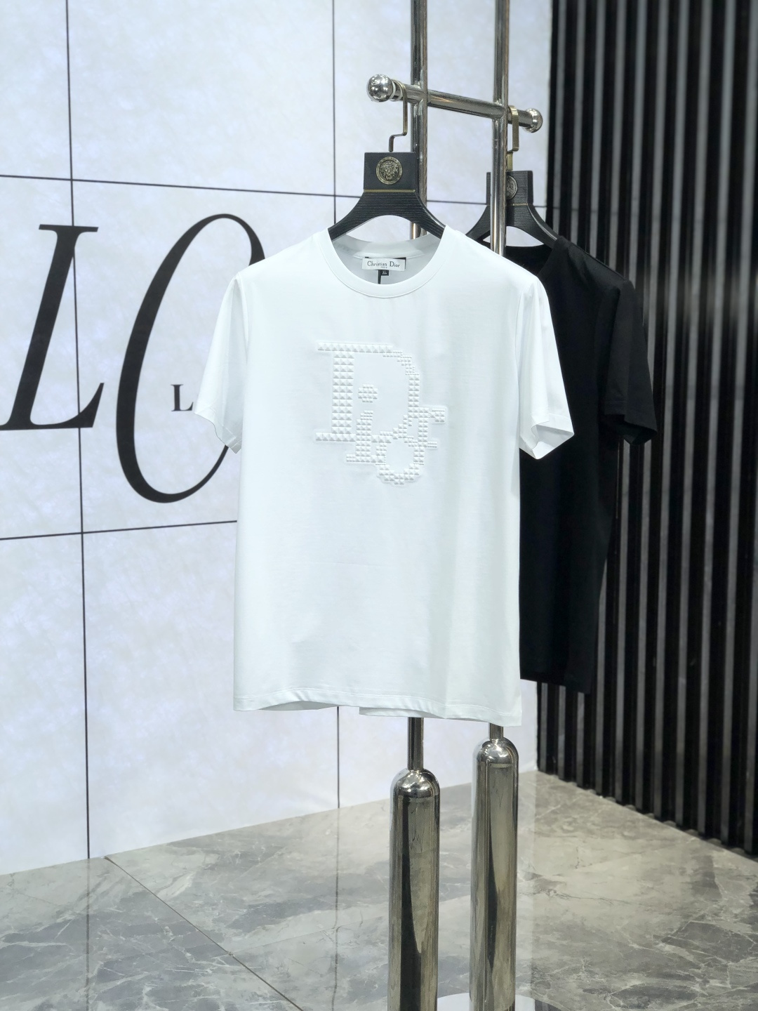 NO:127472,. .Dior.2025 spring and summer new product fashionable round neck short sleeve high-end custom versatile style!  More practical and easy for anyone to control. Made with double mercerized fabric, luxurious and classic brand logo design, G is very high-end and must-have if you understand the goods!  The style and tailoring are slim styles, which are very exquisite, showing aura and highlighting the exquisiteness of business men. This is the unique feature, the right slim fit, and the upper body effect is very good!  Size M-4XL m wear 175/120 catties.,dior,T-shirt,alexander wang19860909. .Dior.2025春夏新品时尚圆领短袖高级定制百搭款式！更有实用感 任何人都可以轻松驾驭 采用双丝光面料制作,奢华经典品牌logo设计,G非常显档次懂货的必须入！版型剪裁属于修身款 非常精致,显气场,又会凸显商务男士的精致,这就是独到之处,恰到好处的修身,上身效果非常赞！ 尺码M-4XL m穿175/120斤.,,dior,T-shirt,alexander wang,Men's clothing