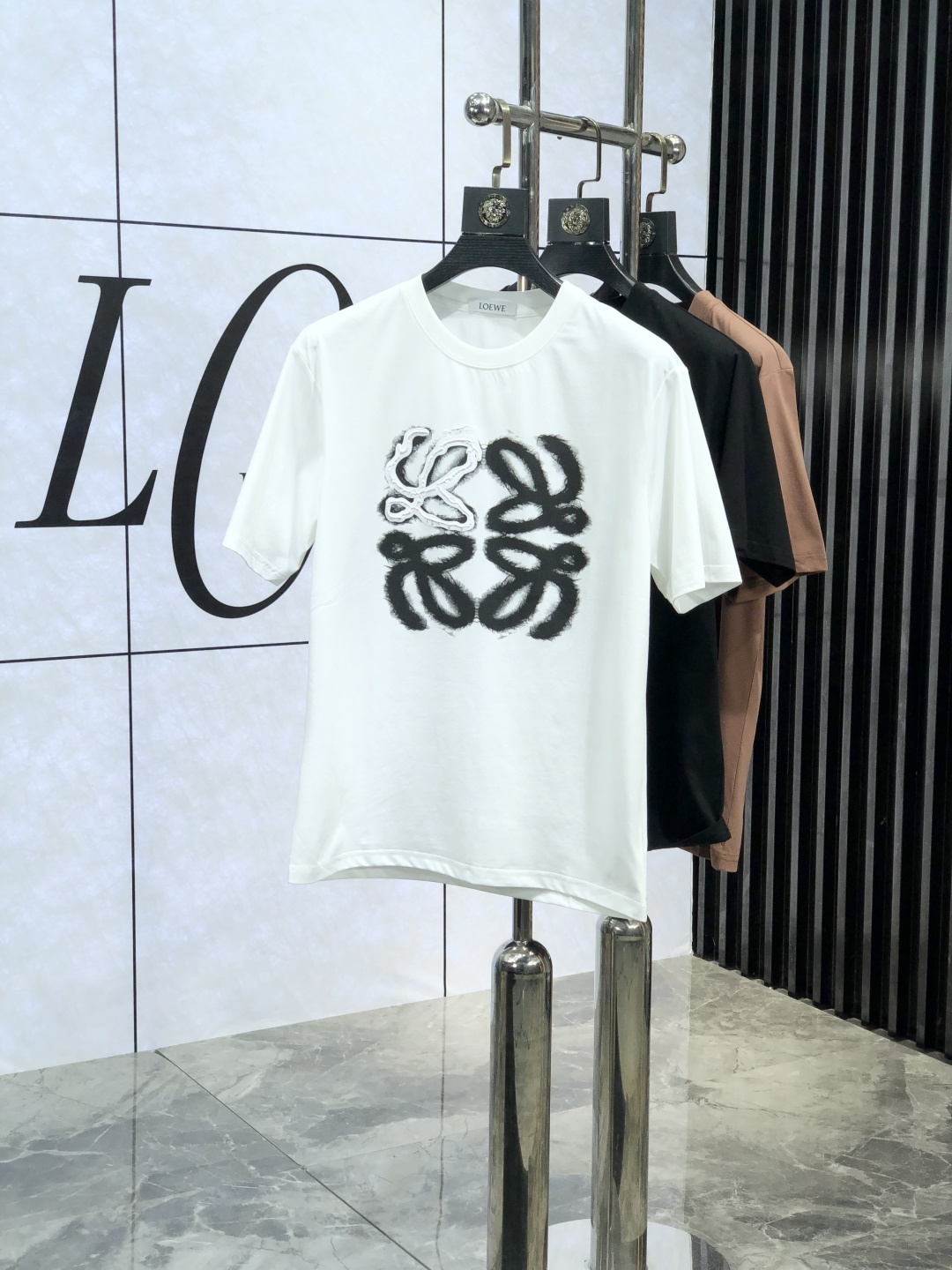 NO:127474,. Luo Yiwei. The latest and most advanced version of the 2025 pure cotton, simple letter logo pattern style, trendy short sleeves, short sleeves, the top quality counter original single short sleeves, top production craft imported fabrics, G counter model unique design, using imported high-end customized fabrics for sale on the official website!  Number of code m-xxxL.m wear 175/130, loewe, T-shirt, alexander wang19860909. .罗意威.2025新款纯棉最新最顶级版本简约字母logo图案款潮流短袖,短袖最顶级的品质专柜原单短袖,顶级制作工艺进口面料,G专柜款独特设计,采用进口高端订制面料官网在售！码数m-xxxL.m穿175/130,,loewe,T-shirt,alexander wang,Men's clothing