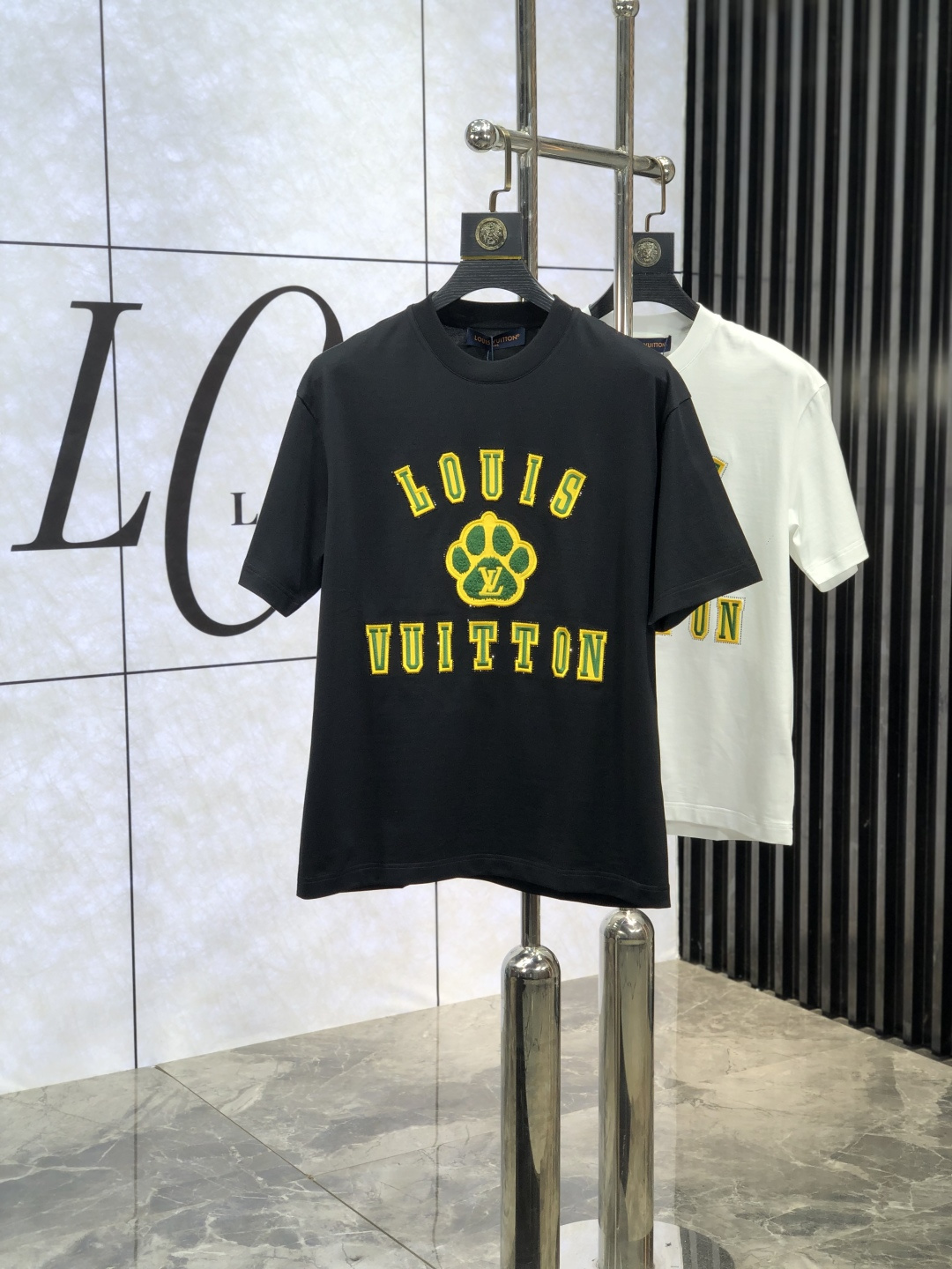 NO:123080,. Lv.2025 spring and summer new style first-time counter latest short-sleeved round-neck T-shirt, high-end customization, avant-garde and fashionable design!  Brand logo heavy craft design, high-end customized mercerated cloud cotton fabric, soft feel, comfortable to wear, exquisite counter-level car line. K fine workmanship, invincible and handsome upper body effect!  A must-have item for handsome men!  Count M-3XL. m wear 175/130, louis vuitton, T-shirt,tees, t-shirt,alexander wang19860909. Lv.2025春夏新款首发专柜最新款短袖圆领T恤 高端订制 设计前卫时尚！品牌logo重工艺设计 高端定制丝光云朵棉面料.手感柔软.穿着舒适.专柜级别精致车线.k做工精细.上身效果无敌帅气！型男必备单品！ 码数M-3XL. m穿175/130,,louis vuitton,T-shirt,tees，t-shirt,alexander wang,Men's clothing