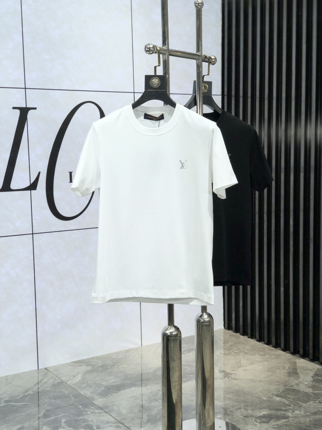 NO:123082,. Lv.2025 spring and summer new style first-time counter latest short-sleeved round-neck T-shirt, high-end customization, avant-garde and fashionable design!  Brand logo heavy craft design, high-end customized mercerated cloud cotton fabric, soft feel, comfortable to wear, exquisite counter-level car line. K fine workmanship, invincible and handsome upper body effect!  A must-have item for handsome men!  Count M-3XL. m wear 175/130, louis vuitton, T-shirt,tees, t-shirt,alexander wang19860909. Lv .2025春夏新款首发专柜最新款短袖圆领T恤 高端订制 设计前卫时尚！品牌logo重工艺设计 高端定制丝光云朵棉面料.手感柔软.穿着舒适.专柜级别精致车线.k做工精细.上身效果无敌帅气！型男必备单品！ 码数M-3XL. m穿175/130,,louis vuitton,T-shirt,tees，t-shirt,alexander wang,Men's clothing