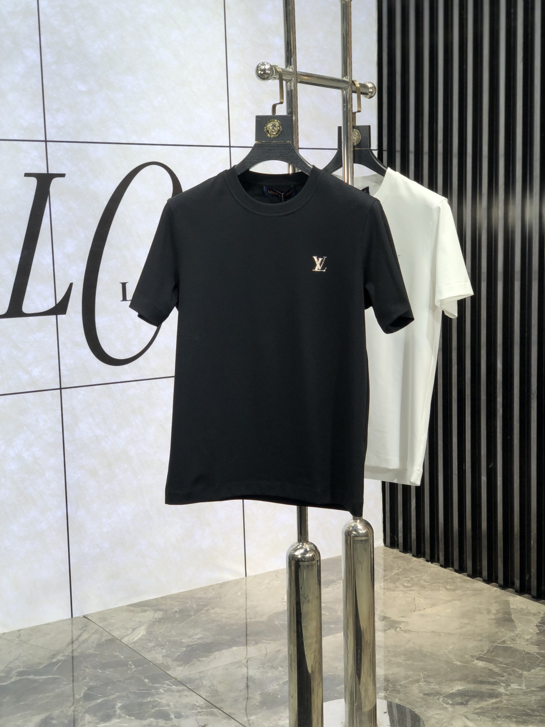 NO:123085,. Lv.2025 spring and summer new style first-time counter latest short-sleeved round-neck T-shirt, high-end customization, avant-garde and fashionable design!  Brand logo heavy craft design, high-end customized mercerated cloud cotton fabric, soft feel, comfortable to wear, exquisite counter-level car line. K fine workmanship, invincible and handsome upper body effect!  A must-have item for handsome men!  Count M-3XL. m wear 175/130, louis vuitton, T-shirt,tees, t-shirt,alexander wang19860909. Lv.2025春夏新款首发专柜最新款短袖圆领T恤 高端订制 设计前卫时尚！品牌logo重工艺设计 高端定制丝光云朵棉面料.手感柔软.穿着舒适.专柜级别精致车线.k做工精细.上身效果无敌帅气！型男必备单品！ 码数M-3XL. m穿175/130,,louis vuitton,T-shirt,tees，t-shirt,alexander wang,Men's clothing