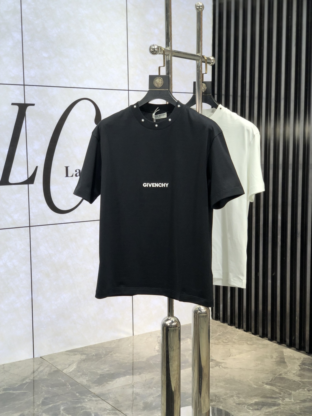 NO:123095,. Givenchy. The latest short-sleeved round-neck T-shirt in the 2025 spring and summer new style first-time counter, high-end customization, avant-garde and fashionable design!  Brand logo heavy craft design, high-end customized mercerated cloud cotton fabric, soft feel, comfortable to wear, exquisite counter-level car line. K fine workmanship, invincible and handsome upper body effect!  A must-have item for handsome men!  yardage M-3XL. m wear 175/130, given 175, T-shirt,tees, t-shirt,alexander wang19860909. 纪梵希.2025春夏新款首发专柜最新款短袖圆领T恤 高端订制 设计前卫时尚！品牌logo重工艺设计 高端定制丝光云朵棉面料.手感柔软.穿着舒适.专柜级别精致车线.k做工精细.上身效果无敌帅气！型男必备单品！ 码数M-3XL. m穿175/130,,givenchy,T-shirt,tees，t-shirt,alexander wang,Men's clothing