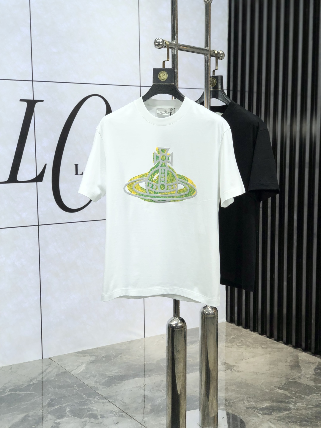 NO:123094,. Queen Mother Citizen. The latest short-sleeved round-neck T-shirt in the 2025 spring and summer new style first-time counter, high-end customization, avant-garde and fashionable design!  Brand logo heavy craft design, high-end customized mercerated cloud cotton fabric, soft feel, comfortable to wear, exquisite counter-level car line. K fine workmanship, invincible and handsome upper body effect!  A must-have item for handsome men!  yard M-3XL. m wear 175/130, T-shirt,tees,t-shirt,alexander wang19860909. 西太后.2025春夏新款首发专柜最新款短袖圆领T恤 高端订制 设计前卫时尚！品牌logo重工艺设计 高端定制丝光云朵棉面料.手感柔软.穿着舒适.专柜级别精致车线.k做工精细.上身效果无敌帅气！型男必备单品！ 码数M-3XL. m穿175/130,,T-shirt,tees，t-shirt,alexander wang,Men's clothing