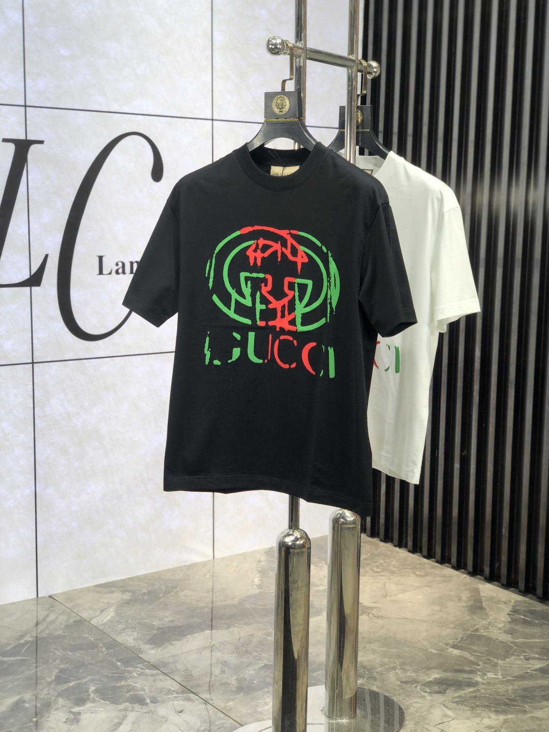 NO:123101,. Gucci.2025 spring and summer new style first-time counter latest short-sleeved round-neck T-shirt, high-end customization, avant-garde and fashionable design!  Brand logo heavy craft design, high-end customized mercerated cloud cotton fabric, soft feel, comfortable to wear, exquisite counter-level car line. K fine workmanship, invincible and handsome upper body effect!  A must-have item for handsome men!  Count M-3XL. m wear 175/130, gucci, T-shirt,tees, t-shirt,alexander wang19860909. Gucci.2025春夏新款首发专柜最新款短袖圆领T恤 高端订制 设计前卫时尚！品牌logo重工艺设计 高端定制丝光云朵棉面料.手感柔软.穿着舒适.专柜级别精致车线.k做工精细.上身效果无敌帅气！型男必备单品！ 码数M-3XL. m穿175/130,,gucci,T-shirt,tees，t-shirt,alexander wang,Men's clothing