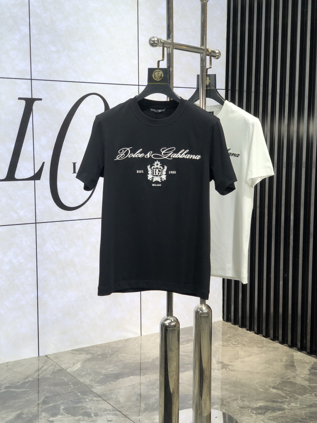 NO:123103,. D&G. 2025 spring and summer new style first-time counter latest short-sleeved round-neck T-shirt, high-end customization, avant-garde and fashionable design!  Brand logo heavy craft design, high-end customized mercerated cloud cotton fabric, soft feel, comfortable to wear, exquisite counter-level car line. K fine workmanship, invincible and handsome upper body effect!  A must-have item for handsome men!  Count M-3XL. m wear 175/130, Dolce & Gabbana, T-shirt, tees, t-shirt, alexander wang19860909. D&G.2025春夏新款首发专柜最新款短袖圆领T恤 高端订制 设计前卫时尚！品牌logo重工艺设计 高端定制丝光云朵棉面料.手感柔软.穿着舒适.专柜级别精致车线.k做工精细.上身效果无敌帅气！型男必备单品！ 码数M-3XL. m穿175/130,,Dolce&Gabbana,T-shirt,tees，t-shirt,alexander wang,Men's clothing