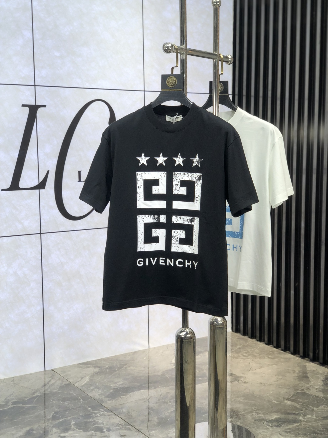 NO:123105,. Givenchy. The latest short-sleeved round-neck T-shirt in the 2025 spring and summer new style first-time counter, high-end customization, avant-garde and fashionable design!  Brand logo heavy craft design, high-end customized mercerated cloud cotton fabric, soft feel, comfortable to wear, exquisite counter-level car line. K fine workmanship, invincible and handsome upper body effect!  A must-have item for handsome men!  yardage M-3XL. m wear 175/130, given 175, T-shirt,tees, t-shirt,alexander wang19860909. 纪梵希.2025春夏新款首发专柜最新款短袖圆领T恤 高端订制 设计前卫时尚！品牌logo重工艺设计 高端定制丝光云朵棉面料.手感柔软.穿着舒适.专柜级别精致车线.k做工精细.上身效果无敌帅气！型男必备单品！ 码数M-3XL. m穿175/130,,givenchy,T-shirt,tees，t-shirt,alexander wang,Men's clothing