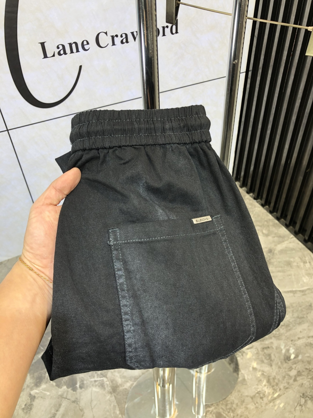 NO:138948,.Balenciaga. Wear 200 catties. SS25 spring and summer new men's elastic jeans, the fabric is elastic. Exclusively available. Official website synchronization, fashionable and elegant, using primary color yeast washing technology, H selected imported heavy tannin denim fabric, equipped with counter hardware decoration m genuine leather brand, exquisite car line, worth owning. Number M-4xL.M wears 29.30,,balenciaga,jeans,alexander wang19860909.巴黎世家.穿200斤. ss25春夏新款男士松紧带牛仔裤 面料弹性好.独家发售 官网同步 时尚优雅 采用原色酵母水洗工艺 H精选进口重磅丹宁牛仔面料 配专柜五金装饰 m真皮皮牌 精致车线 值得拥有.码数M-4xL .M穿29.30,,balenciaga,jeans,alexander wang,Men's clothing