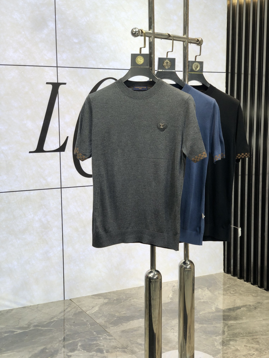 NO:131235,.Lv.25 spring and summer knitted short-sleeved T-shirt, cotton blended wool jersey fabric, original development.D classic obliaue flowers, paired with s-patterned round neck and s-patterned thread, unique, decorated with jacquard, ribbed round neck with V-patterned thread, L custom auxiliary materials, the whole body is customized to develop according to the board... Three standards are complete, and can control various styling styles.m-4xL.m wear 175/125 jin, louis vuitton, T-shirt,tees, t-shirt,alexander wang19860909.Lv.25春夏针织短袖t恤,棉质混纺毛圈平纹针织面料,原版开发.D经典的 obliaue花,搭配s纹圆领和缉面线,别具一格,通体饰以 提花,罗纹圆领搭配v形缉面线,L定制辅料,全衣身按板定制开发 …… 三标齐全,能驾驭各种造型风格.m-4xL.m穿175/125斤,,louis vuitton,T-shirt,tees，t-shirt,alexander wang,Men's clothing