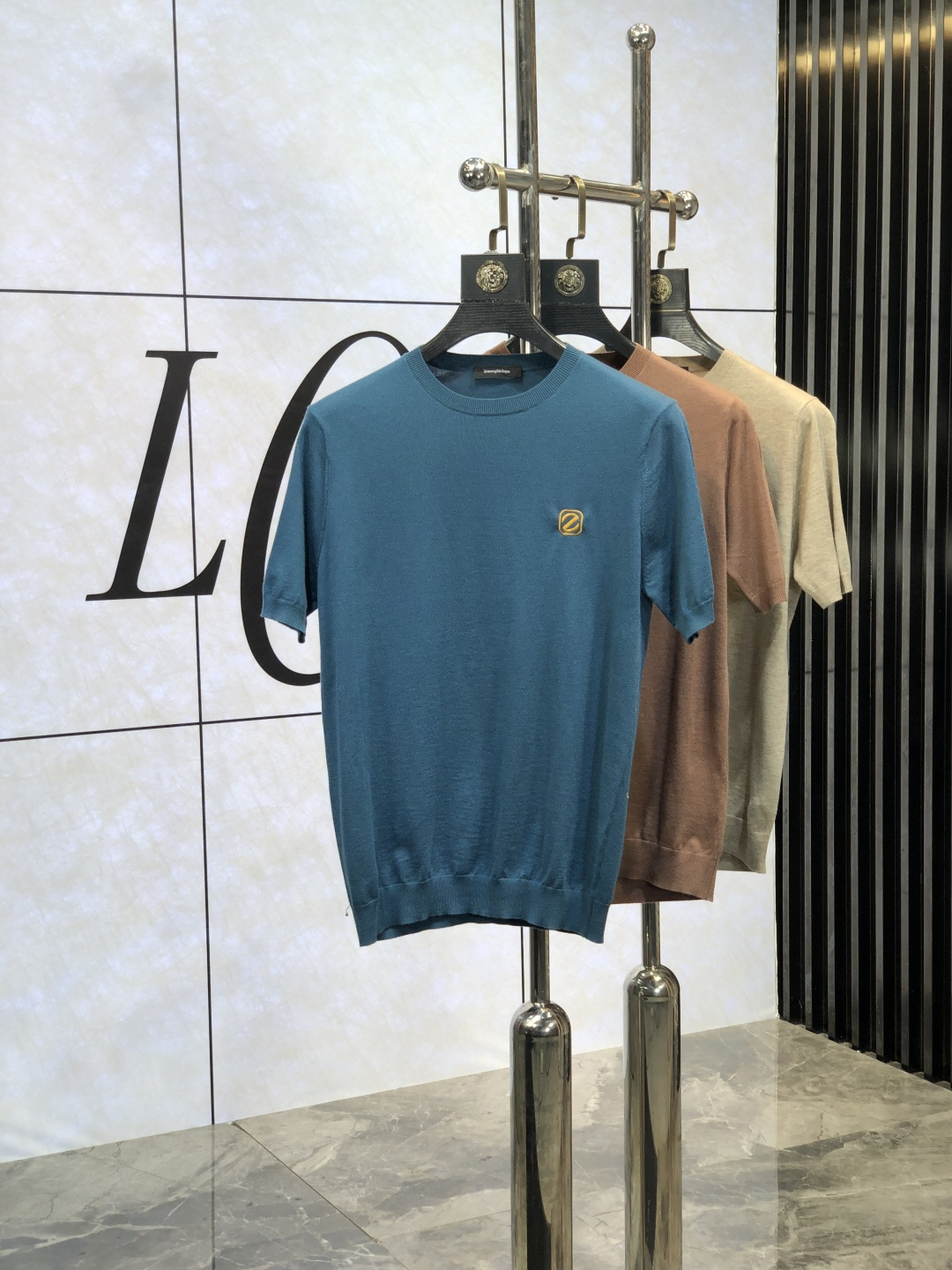 NO:131234,.Jenia. 25 spring and summer knitted short-sleeved T-shirt, cotton-blend wool jersey fabric, original development. D classic obliaue flowers, paired with s-patterned round neck and zip thread, unique, decorated with jacquard, ribbed round neck with v-shaped zip thread, L custom auxiliary materials, the whole body is customized to develop according to the board... Three standards are complete, and can control various styling styles.m-4xL.m wear 175/125 jin, zegna, T-shirt,tees, t-shirt,alexander wang19860909.杰尼亚.25春夏针织短袖t恤,棉质混纺毛圈平纹针织面料,原版开发.D经典的 obliaue花,搭配s纹圆领和缉面线,别具一格,通体饰以 提花,罗纹圆领搭配v形缉面线,L定制辅料,全衣身按板定制开发 …… 三标齐全,能驾驭各种造型风格.m-4xL.m穿175/125斤,,zegna,T-shirt,tees，t-shirt,alexander wang,Men's clothing