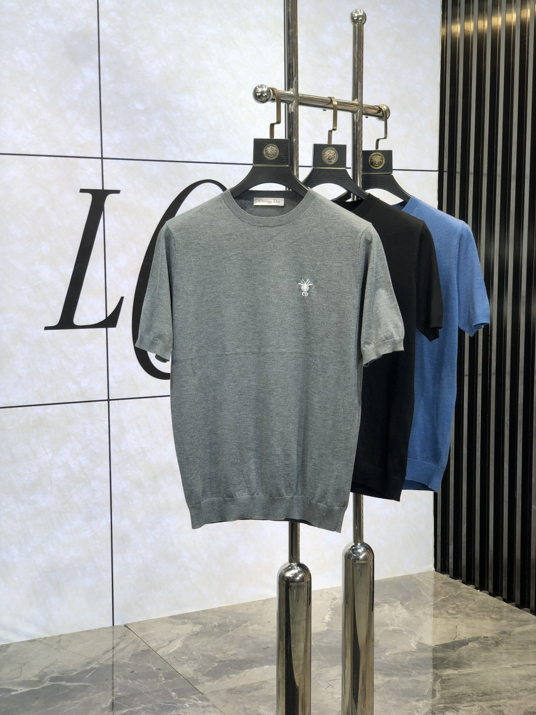 NO:131233,.Dior.25 spring and summer knitted short-sleeved T-shirt, cotton blended wool jersey fabric, original development.D classic obliaue flowers, paired with s-patterned round neck and s-patterned thread, unique, the whole body is decorated with jacquard, ribbed round neck with V-patterned thread, L custom auxiliary materials, the whole body is customized to develop according to the board... Three standards are complete, and can control various styling styles.m-4xL.m wear 175/125 jin,dior,T-shirt,tees,t-shirt,alexander wang19860909.Dior.25春夏针织短袖t恤,棉质混纺毛圈平纹针织面料,原版开发.D经典的 obliaue花,搭配s纹圆领和缉面线,别具一格,通体饰以 提花,罗纹圆领搭配v形缉面线,L定制辅料,全衣身按板定制开发 …… 三标齐全,能驾驭各种造型风格.m-4xL.m穿175/125斤,,dior,T-shirt,tees，t-shirt,alexander wang,Men's clothing