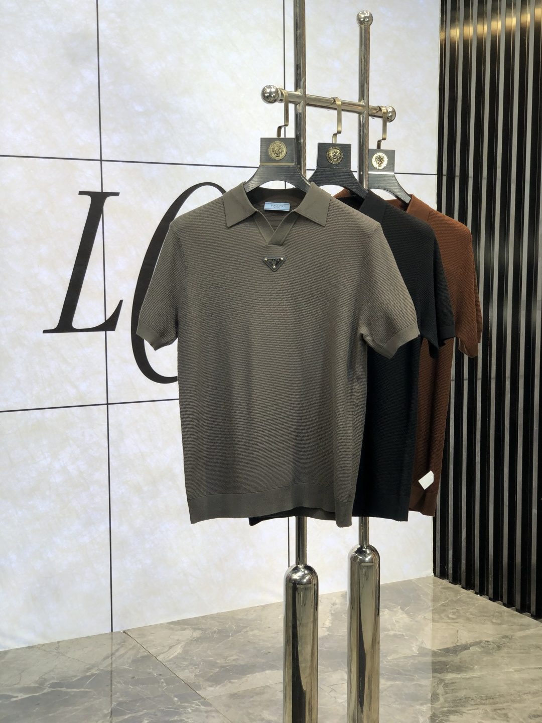 NO:131231,.Prada.25 spring and summer knitted short-sleeved T-shirt, cotton blended wool jersey fabric, original development.D classic obliaue flowers, paired with s-patterned round neck and s-patterned thread, unique, the whole body is decorated with jacquard, ribbed round neck with V-patterned thread, L custom auxiliary materials, the whole body is customized to develop according to the board... Three standards are complete, and can control various styling styles.m-4xL.m wear 175/125 catties, prada, T-shirt,tees, t-shirt,alexander wang19860909.普拉达.25春夏针织短袖t恤,棉质混纺毛圈平纹针织面料,原版开发.D经典的 obliaue花,搭配s纹圆领和缉面线,别具一格,通体饰以 提花,罗纹圆领搭配v形缉面线,L定制辅料,全衣身按板定制开发 …… 三标齐全,能驾驭各种造型风格.m-4xL.m穿175/125斤,,prada,T-shirt,tees，t-shirt,alexander wang,Men's clothing