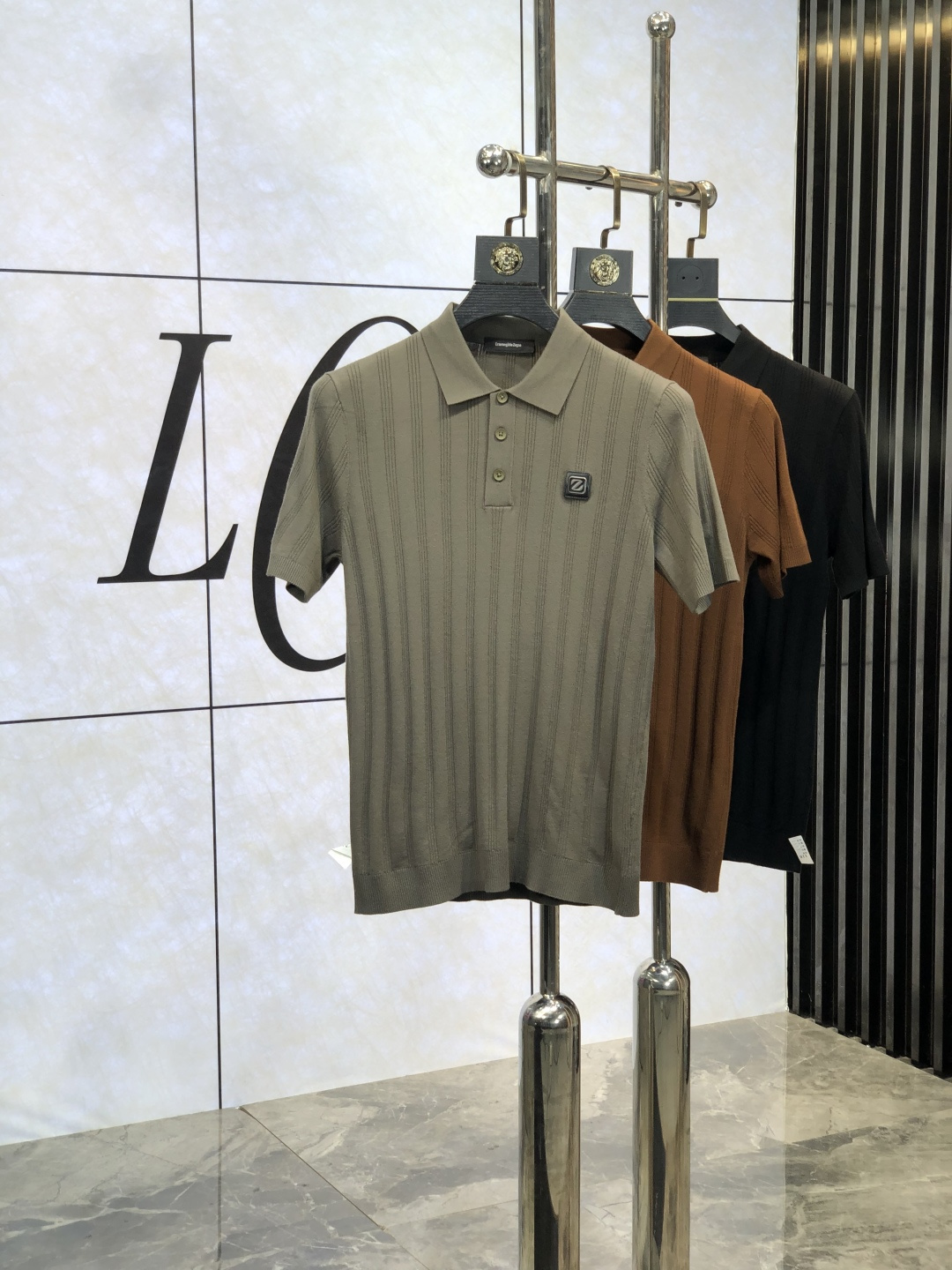 NO:131229,.Jenia. 25 spring and summer knitted short-sleeved T-shirt, cotton-blend wool jersey fabric, original development. D classic obliaue flowers, paired with s-patterned round neck and zip thread, unique, decorated with jacquard, ribbed round neck with v-shaped zip thread, L custom auxiliary materials, the whole body is customized to develop according to the board... Three standards are complete, and can control various styling styles.m-4xL.m wear 175/125 jin, zegna, T-shirt,tees, t-shirt,alexander wang19860909.杰尼亚.25春夏针织短袖t恤,棉质混纺毛圈平纹针织面料,原版开发.D经典的 obliaue花,搭配s纹圆领和缉面线,别具一格,通体饰以 提花,罗纹圆领搭配v形缉面线,L定制辅料,全衣身按板定制开发 …… 三标齐全,能驾驭各种造型风格.m-4xL.m穿175/125斤,,zegna,T-shirt,tees，t-shirt,alexander wang,Men's clothing