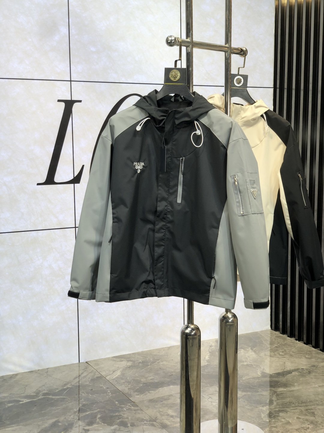 NO:138890,.Prada. 25 early spring new product is available for sale, casual and daily wear!  The upper body modifies the body, perfectly combines fashion aesthetics with the concept of new urban business and leisure, and the Italian minimalist, capable and outdoor functional styles are the ultimate interpretation, both solemn and harmonious, creating a unique styling item. The overall outline tends to be simple, and the 88 is quite individual and elegant in detail, enriching the overall vision. The wardrobe business and leisure is excellent and has a high attendance rate!  It is hard to find!  Count s-3XL m wear 175/130, prada, jackets & coats, jackets & coats, alexander wang19860909.普拉达.25早春新品发售夹克外套,休闲日常穿搭！上身修饰身形、将时装美学和新都市商务休闲概念完美融合,通体将意式的极简、干练和户外功能性风格极致诠释,亦庄亦谐,塑造出别具一格的造型单品,整体轮廓趋于简约风格,88颇为个性且雅痞的细节处理,丰富了整体视觉.衣橱商务休闲绝佳的高出勤率！可遇而不可求！码数s-3XL m穿175/130,,prada,jackets & coats,jackets & coats,alexander wang,Men's clothing