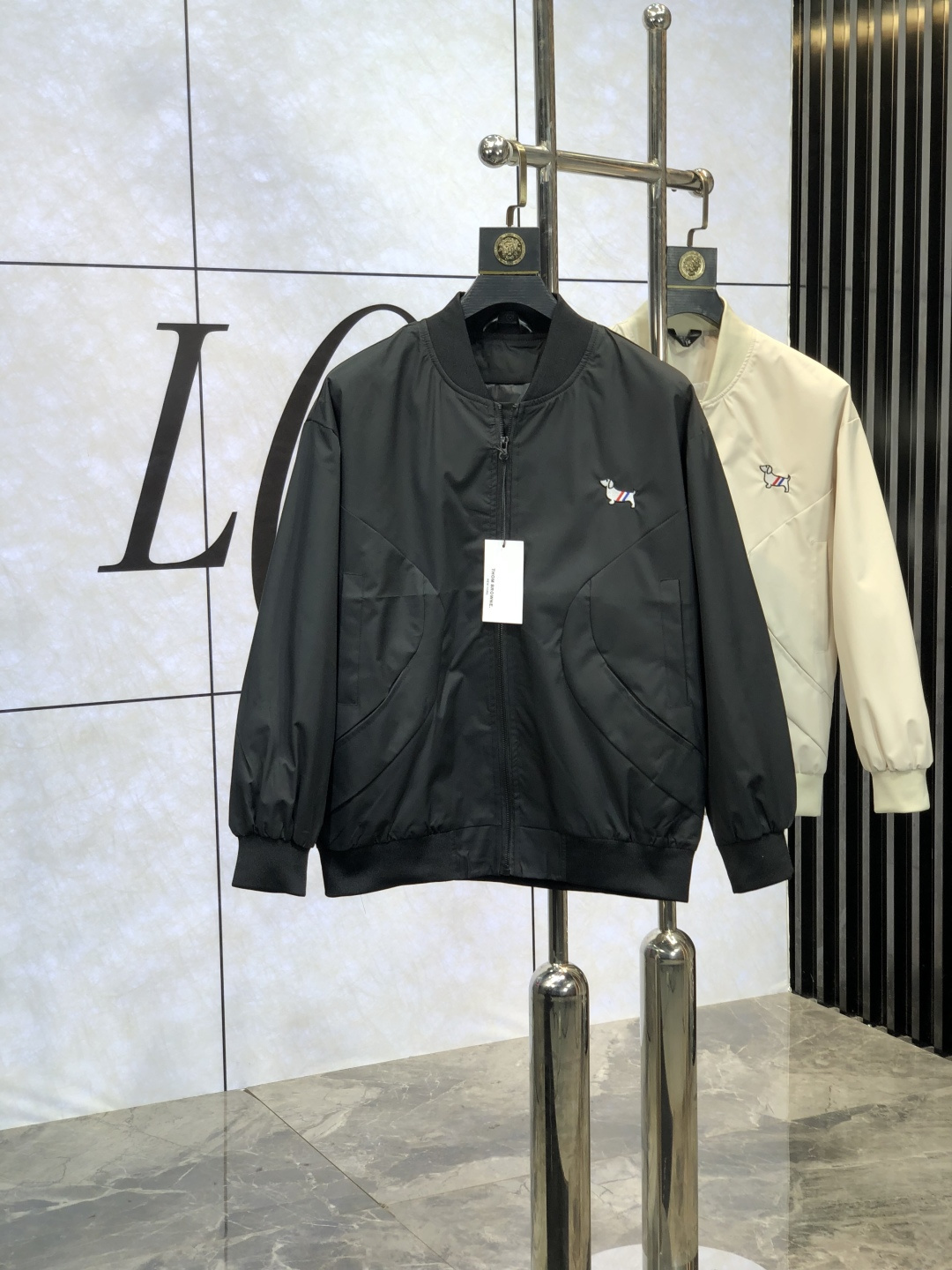 NO:138898,.TB.25 early spring new product is available for sale, casual and daily wear!  The upper body modifies the body, perfectly combines fashion aesthetics with the concept of new urban business and leisure, and the Italian minimalist, capable and outdoor functional styles are the ultimate interpretation, both solemn and harmonious, creating a unique styling item. The overall outline tends to be simple, and the 88 is quite individual and elegant in detail, enriching the overall vision. The wardrobe business and leisure is excellent and has a high attendance rate!  It is hard to find!  Count s-3XL m wear 175/130,,jackets & coats,jackets & coats,alexander wang19860909.TB.25早春新品发售夹克外套,休闲日常穿搭！上身修饰身形、将时装美学和新都市商务休闲概念完美融合,通体将意式的极简、干练和户外功能性风格极致诠释,亦庄亦谐,塑造出别具一格的造型单品,整体轮廓趋于简约风格,88颇为个性且雅痞的细节处理,丰富了整体视觉.衣橱商务休闲绝佳的高出勤率！可遇而不可求！码数s-3XL m穿175/130,,jackets & coats,jackets & coats,alexander wang,Men's clothing