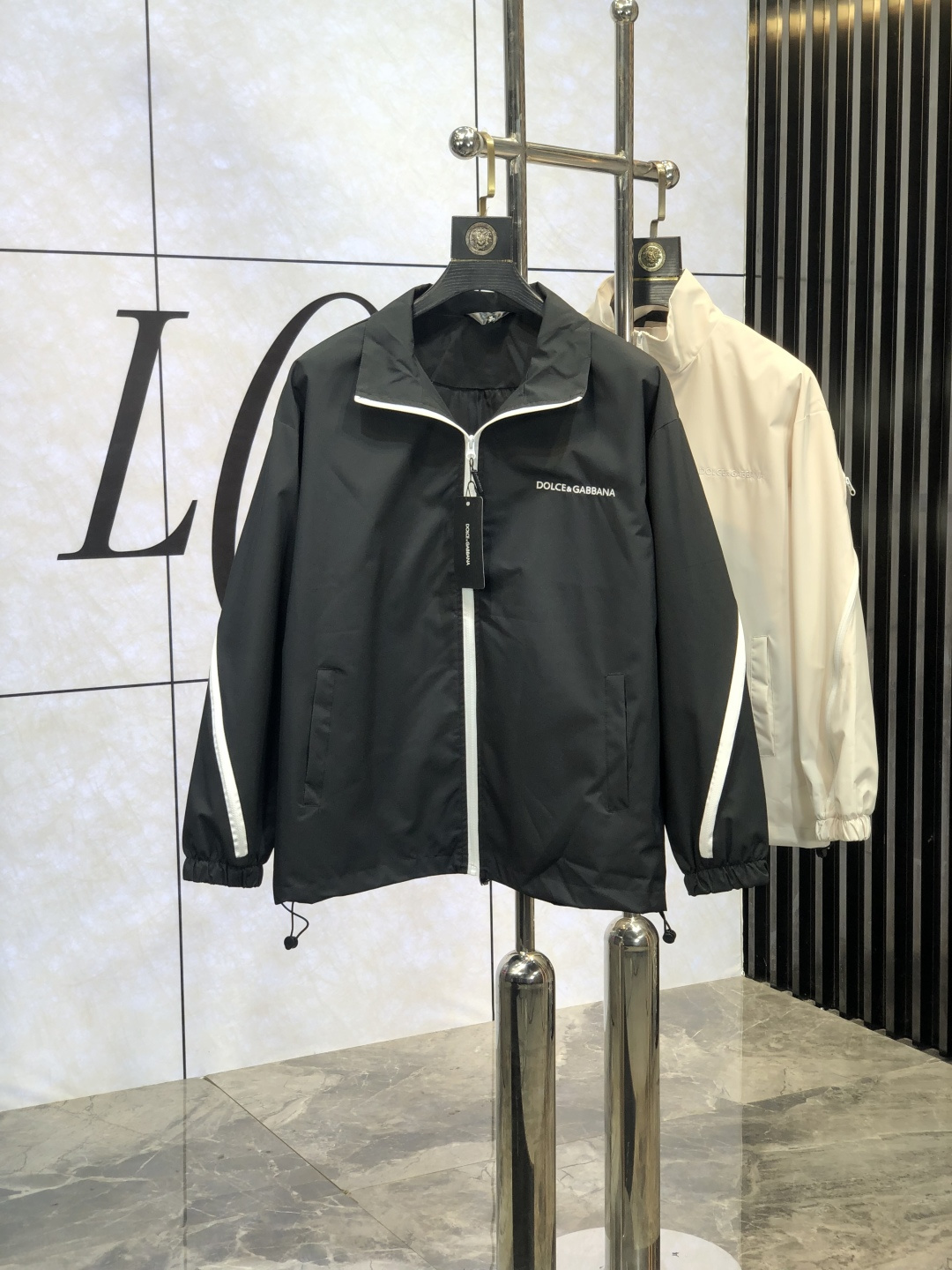 NO:138921,.D&G.25 early spring new product is available for sale, casual and daily wear!  The upper body modifies the body, perfectly combines fashion aesthetics with the concept of new urban business and leisure, and the Italian minimalist, capable and outdoor functional styles are the ultimate interpretation, both solemn and harmonious, creating a unique styling item. The overall outline tends to be simple, and the 88 is quite individual and elegant in detail, enriching the overall vision. The wardrobe business and leisure is excellent and has a high attendance rate!  It is hard to find!  Count s-3XL m wear 175/130, Dolce & Gabbana, jackets & coats, jackets & coats, alexander wang19860909.D&G.25早春新品发售夹克外套,休闲日常穿搭！上身修饰身形、将时装美学和新都市商务休闲概念完美融合,通体将意式的极简、干练和户外功能性风格极致诠释,亦庄亦谐,塑造出别具一格的造型单品,整体轮廓趋于简约风格,88颇为个性且雅痞的细节处理,丰富了整体视觉.衣橱商务休闲绝佳的高出勤率！可遇而不可求！码数s-3XL m穿175/130,,Dolce&Gabbana,jackets & coats,jackets & coats,alexander wang,Men's clothing