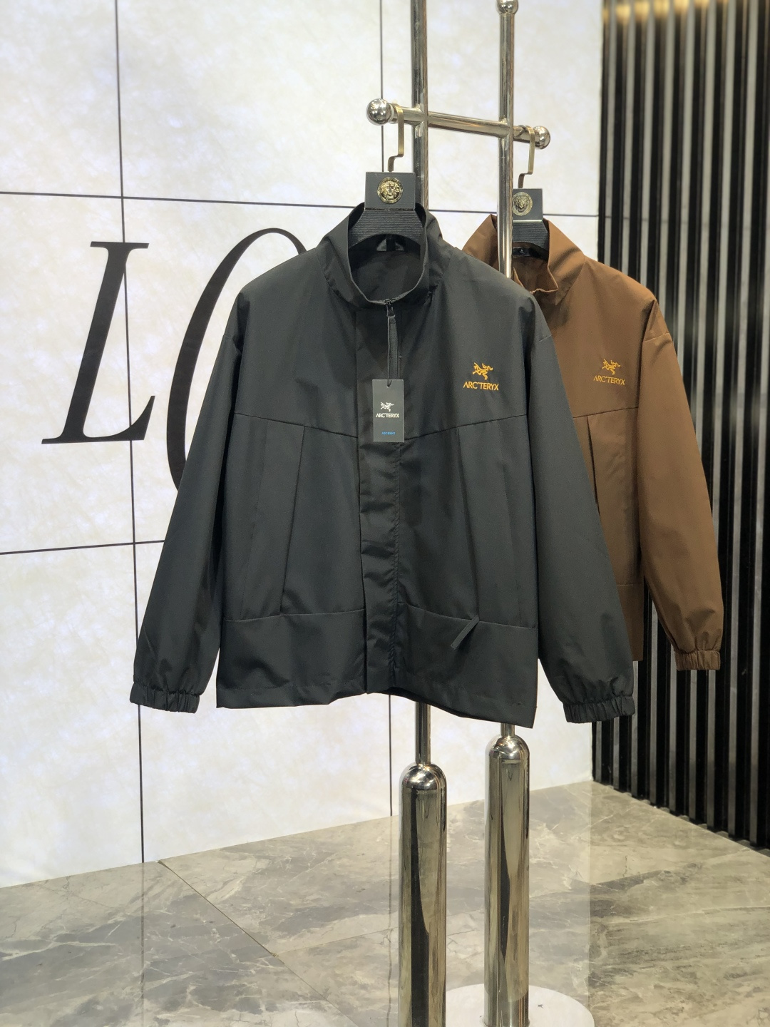 NO:138918,.Archaew Bird. 25 early spring new product is available for sale, casual and daily wear!  The upper body modifies the body, perfectly combines fashion aesthetics with the concept of new urban business and leisure, and the Italian minimalist, capable and outdoor functional styles are the ultimate interpretation, both solemn and harmonious, creating a unique styling item. The overall outline tends to be simple, and the 88 is quite individual and elegant in detail, enriching the overall vision. The wardrobe business and leisure is excellent and has a high attendance rate!  It is hard to find!  Count s-3XL m wear 175/130,arc'teryx,jackets & coats,jackets & coats,alexander wang19860909.始祖鸟.25早春新品发售夹克外套,休闲日常穿搭！上身修饰身形、将时装美学和新都市商务休闲概念完美融合,通体将意式的极简、干练和户外功能性风格极致诠释,亦庄亦谐,塑造出别具一格的造型单品,整体轮廓趋于简约风格,88颇为个性且雅痞的细节处理,丰富了整体视觉.衣橱商务休闲绝佳的高出勤率！可遇而不可求！码数s-3XL m穿175/130,arc'teryx,jackets & coats,jackets & coats,alexander wang,Men's clothing