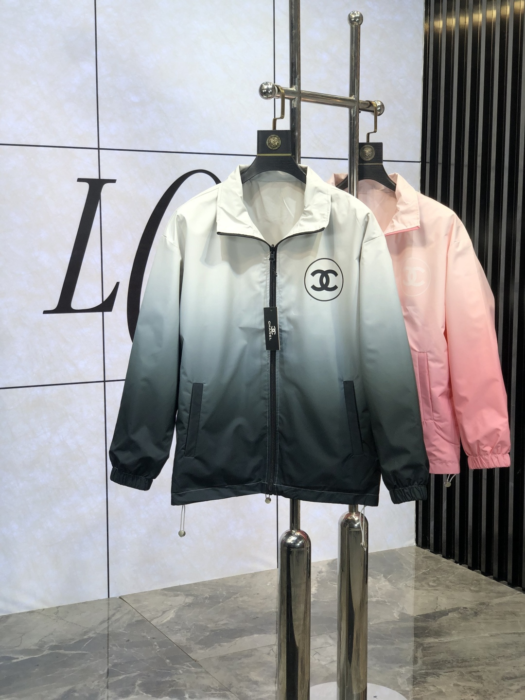 NO:138923,.Chanel. 25 early spring new product is available for sale, casual and daily wear!  The upper body modifies the body, perfectly combines fashion aesthetics with the concept of new urban business and leisure, and the Italian minimalist, capable and outdoor functional styles are the ultimate interpretation, both solemn and harmonious, creating a unique styling item. The overall outline tends to be simple, and the 88 is quite individual and elegant in detail, enriching the overall vision. The wardrobe business and leisure is excellent and has a high attendance rate!  It is hard to find!  3XL m wear 175/130, chanel, jackets & coats, jackets & coats, alexander wang19860909.香奈儿.25早春新品发售夹克外套,休闲日常穿搭！上身修饰身形、将时装美学和新都市商务休闲概念完美融合,通体将意式的极简、干练和户外功能性风格极致诠释,亦庄亦谐,塑造出别具一格的造型单品,整体轮廓趋于简约风格,88颇为个性且雅痞的细节处理,丰富了整体视觉.衣橱商务休闲绝佳的高出勤率！可遇而不可求！码数s-3XL m穿175/130,,chanel,jackets & coats,jackets & coats,alexander wang,Men's clothing