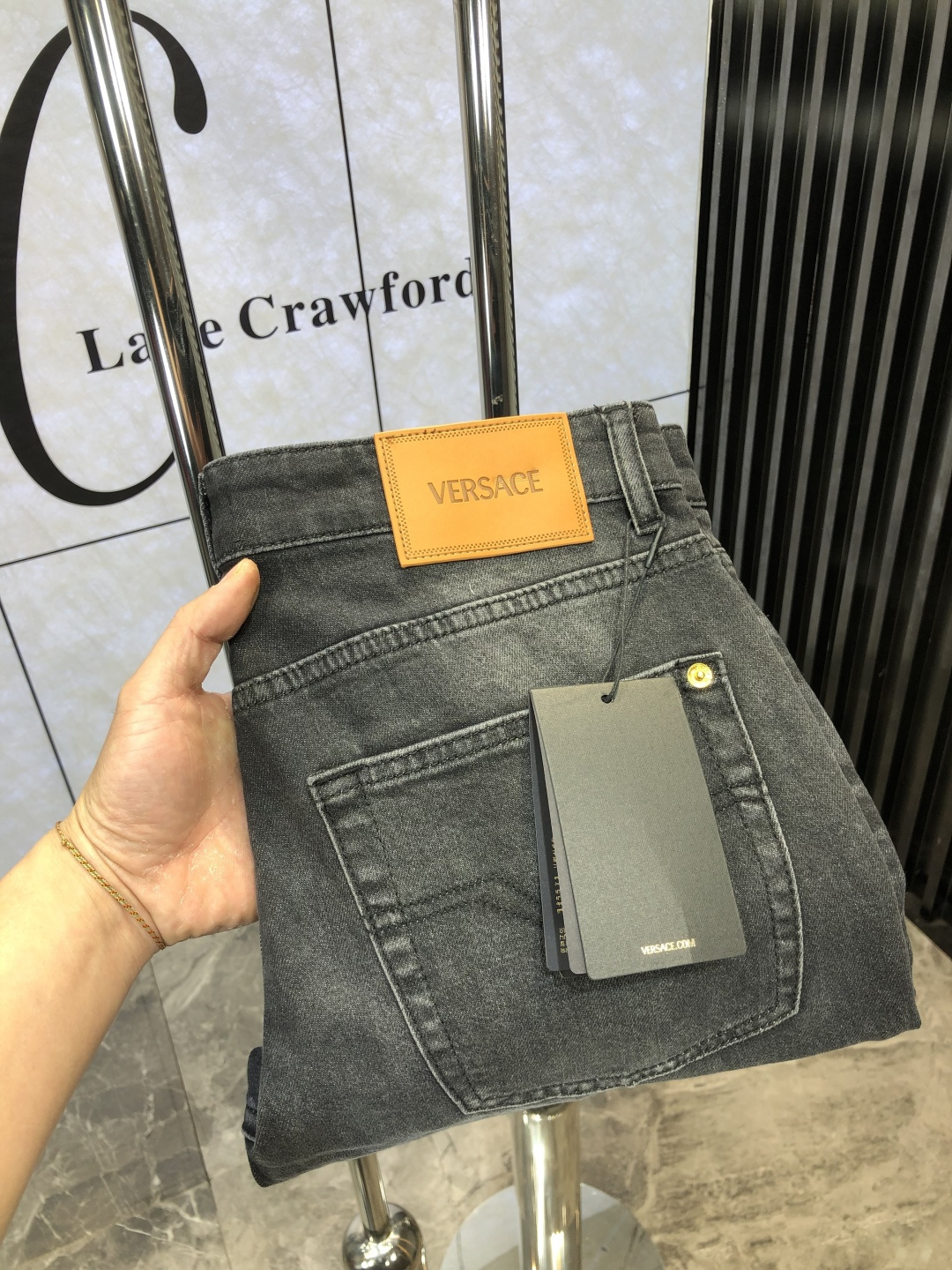 NO:116695,Versace. High-end customization, 25ss early spring latest original jeans are released simultaneously on the counter. Original custom reproduction. Customer-supplied hardware and accessories. Original quality. 6 imported denim fabric heavy-working washing. Fine workmanship and excellent upper body!  Preferred single product FSIZE:29-38, versace, jeans, alexander wang19860909.范思哲.高端定制、25ss早春最新款原牛仔裤 柜台同步发售 原版定制复刻 客供五金辅料 原单品质 6进口牛仔面料重工洗水 做工走线精细 上身绝佳！优选单品FSIZE:29-38,,versace,jeans,alexander wang,Men's clothing