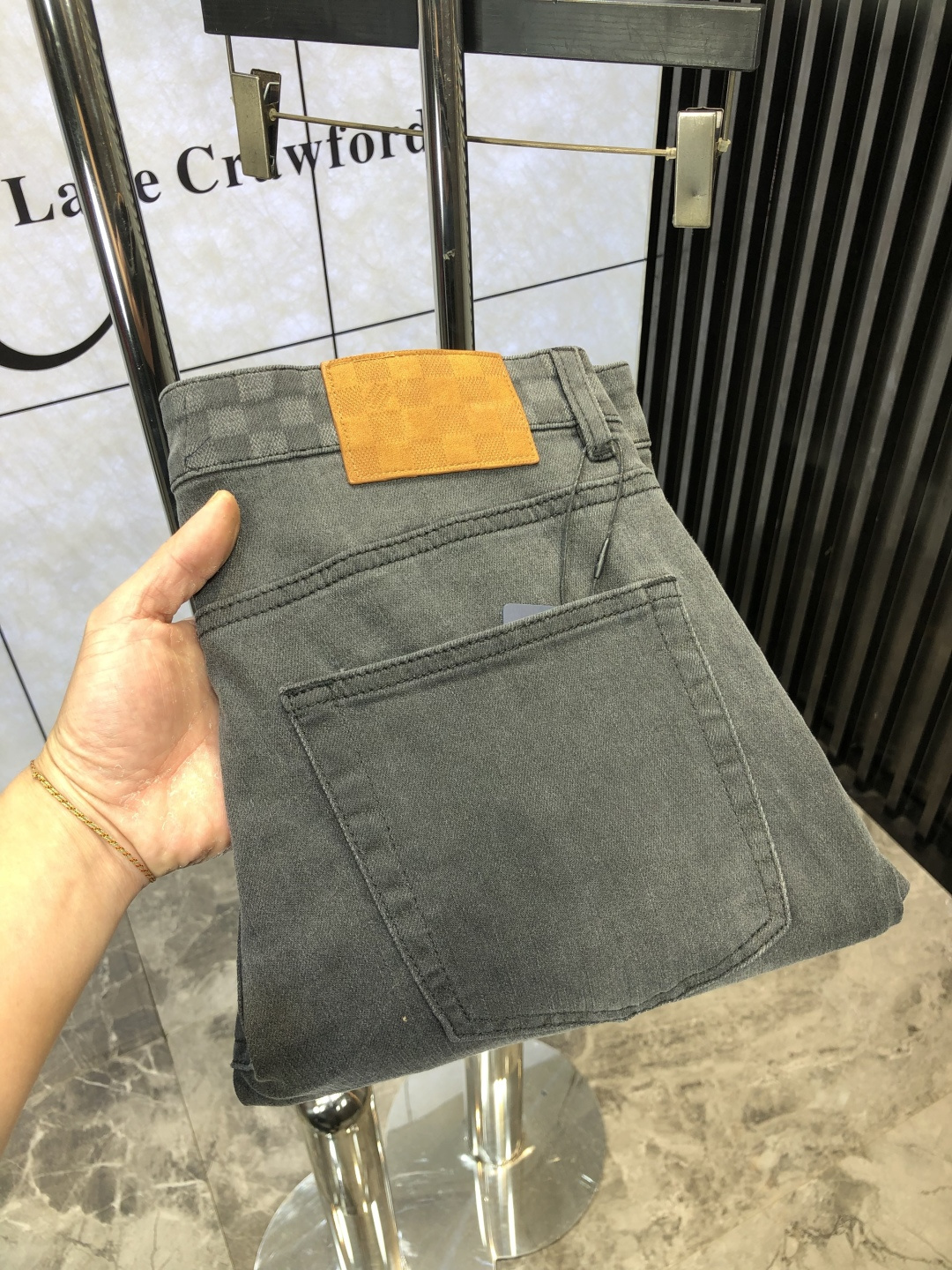 NO:116698,.Lv. High-end customization, 25ss early spring latest original jeans are released simultaneously on the counter. Original custom reproduction. Customer-supplied hardware and accessories. Original quality. 6 imported denim fabric heavy-working washing. Fine workmanship and excellent upper body!  Preferred single product FSIZE:29-38,,louis vuitton,jeans,alexander wang19860909.Lv.高端定制、25ss早春最新款原牛仔裤 柜台同步发售 原版定制复刻 客供五金辅料 原单品质 6进口牛仔面料重工洗水 做工走线精细 上身绝佳！优选单品FSIZE:29-38,,louis vuitton,jeans,alexander wang,Men's clothing