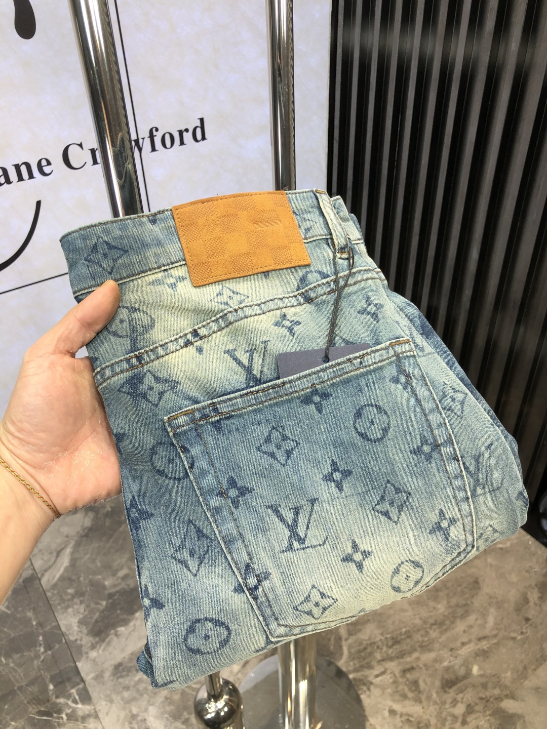 NO:116702,.Lv. High-end customization, 25ss early spring latest original jeans are released simultaneously on the counter. Original custom reproduction. Customer-supplied hardware and accessories. Original quality. 6 imported denim fabric heavy-working washing. Fine workmanship and excellent upper body!  Preferred single product FSIZE:29-38,,louis vuitton,jeans,alexander wang19860909.Lv.高端定制、25ss早春最新款原牛仔裤 柜台同步发售 原版定制复刻 客供五金辅料 原单品质 6进口牛仔面料重工洗水 做工走线精细 上身绝佳！优选单品FSIZE:29-38,,louis vuitton,jeans,alexander wang,Men's clothing