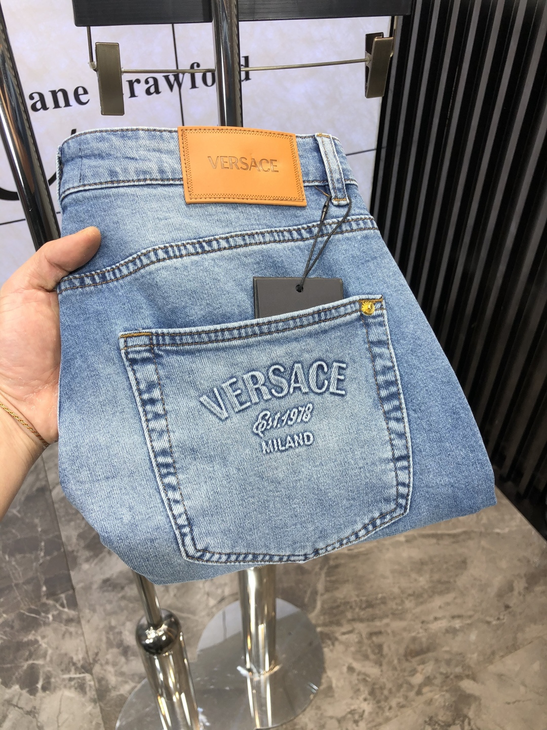 NO:116706,Versace. High-end customization, 25ss early spring latest original jeans are released simultaneously on the counter. Original custom reproduction. Customer-supplied hardware and accessories. Original quality. 6 imported denim fabric heavy-working washing. Fine workmanship and excellent upper body!  Preferred single product FSIZE:29-38, versace, jeans, alexander wang19860909.范思哲.高端定制、25ss早春最新款原牛仔裤 柜台同步发售 原版定制复刻 客供五金辅料 原单品质 6进口牛仔面料重工洗水 做工走线精细 上身绝佳！优选单品FSIZE:29-38,,versace,jeans,alexander wang,Men's clothing