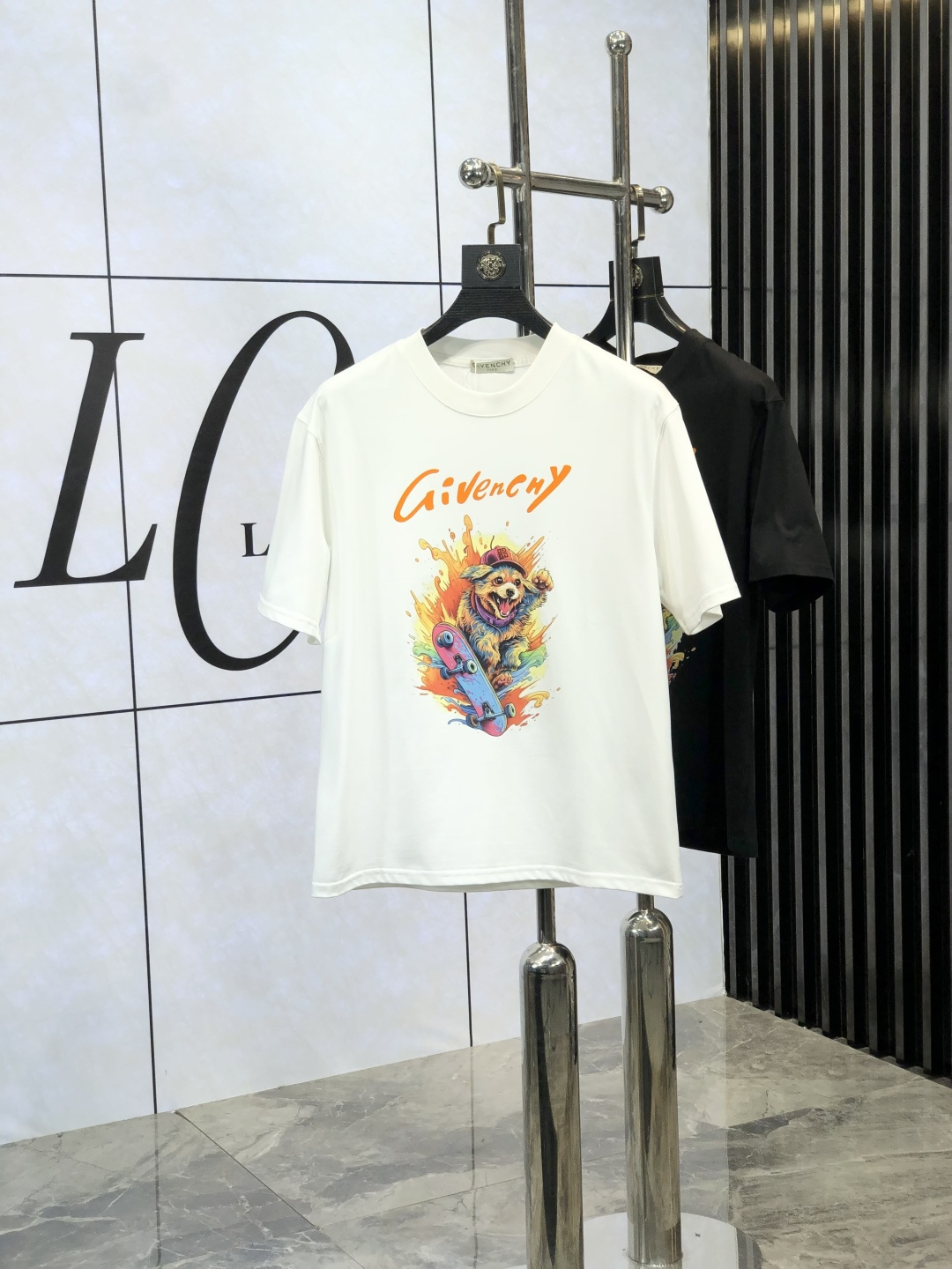 NO:116712,.Givenchy. 2025 spring and summer new product, fashionable round neck short sleeve high-end custom versatile style!  More practical, anyone can easily control it. It is made of European cotton pure cotton fabric, luxurious and classic brand logo design, w is very high-end and must-have if you understand the goods!  The style cut is a slim fit. 6 is very exquisite, showing aura and highlighting the exquisiteness of business men. This is the uniqueness. The right slim fit is very good, and the upper body effect is very good. Size M-3XL, given, T-shirt, alexander wang19860909.纪梵希.2025春夏款新品时尚圆领短袖高级定制百搭款式！更有实用感 任何人都可以轻松驾驭 采用欧棉纯棉面料制作,奢华经典品牌logo设计,w非常显档次懂货的必须入！版型剪裁属于修身款 6非常精致,显气场,又会凸显商务男士的精致,这就是独到之处,恰到好处的修身,上身效果非常赞.尺码M-3XL,,givenchy,T-shirt,alexander wang,Men's clothing