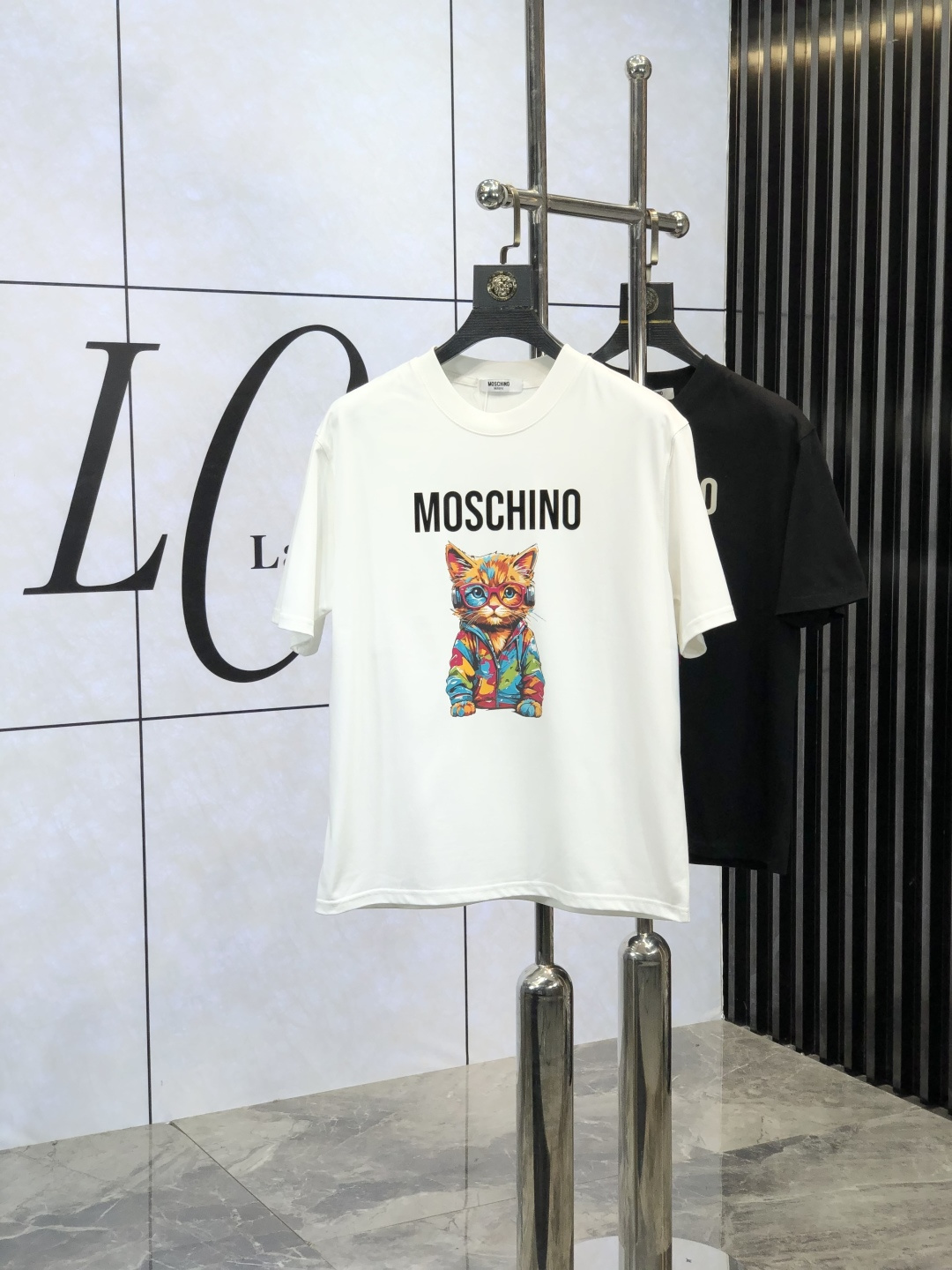 NO:116697,.moschino.2025 spring and summer new product fashionable round neck short sleeve high-end custom versatile style!  More practical, anyone can easily control it. It is made of European cotton pure cotton fabric, luxurious and classic brand logo design, w is very high-end and must-have if you understand the goods!  The style cut is a slim fit. 6 is very exquisite, showing aura and highlighting the exquisiteness of business men. This is the unique feature. The right slim fit, and the upper body effect is very good. Size M-3XL, T-shirt, alexander wang19860909.moschino.2025春夏新品时尚圆领短袖高级定制百搭款式！更有实用感 任何人都可以轻松驾驭 采用欧棉纯棉面料制作,奢华经典品牌logo设计,w非常显档次懂货的必须入！版型剪裁属于修身款 6非常精致,显气场,又会凸显商务男士的精致,这就是独到之处,恰到好处的修身,上身效果非常赞.尺码M-3XL,,T-shirt,alexander wang,Men's clothing