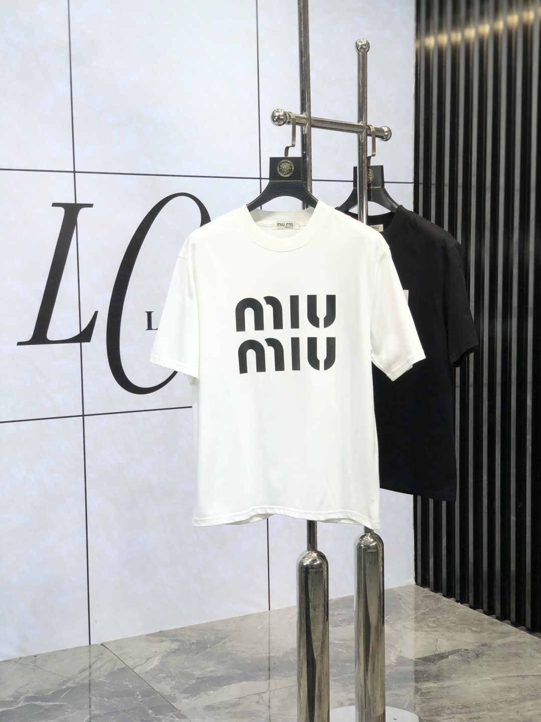 NO:116699,.miumiu.2025 spring and summer new product fashionable round neck short sleeve high-end custom versatile style!  More practical, anyone can easily control it. It is made of European cotton pure cotton fabric, luxurious and classic brand logo design, w is very high-end and must-have if you understand the goods!  The style cut is a slim fit. 6 is very exquisite, showing aura and highlighting the exquisiteness of business men. This is the unique feature. The right slim fit, and the upper body effect is very good. Size M-3XL, miumiu, T-shirt, alexander wang19860909.miumiu.2025春夏新品时尚圆领短袖高级定制百搭款式！更有实用感 任何人都可以轻松驾驭 采用欧棉纯棉面料制作,奢华经典品牌logo设计,w非常显档次懂货的必须入！版型剪裁属于修身款 6非常精致,显气场,又会凸显商务男士的精致,这就是独到之处,恰到好处的修身,上身效果非常赞.尺码M-3XL,,miumiu,T-shirt,alexander wang,Men's clothing