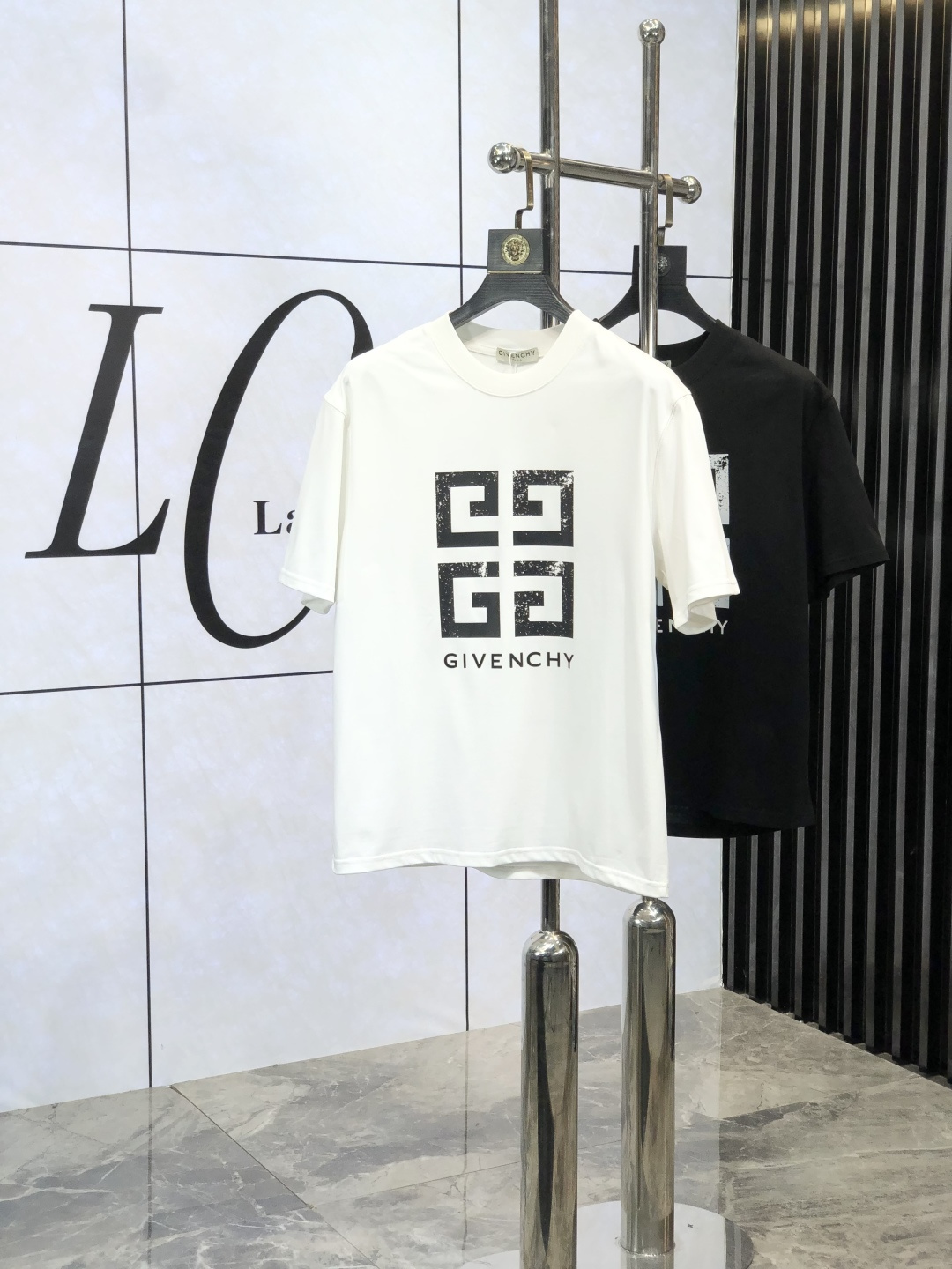 NO:116701,.Givenchy. 2025 spring and summer new product, fashionable round neck short sleeve high-end custom versatile style!  More practical, anyone can easily control it. It is made of European cotton pure cotton fabric, luxurious and classic brand logo design, w is very high-end and must-have if you understand the goods!  The style cut is a slim fit. 6 is very exquisite, showing aura and highlighting the exquisiteness of business men. This is the uniqueness. The right slim fit is very good, and the upper body effect is very good. Size M-3XL, given, T-shirt, alexander wang19860909.纪梵希.2025春夏新品时尚圆领短袖高级定制百搭款式！更有实用感 任何人都可以轻松驾驭 采用欧棉纯棉面料制作,奢华经典品牌logo设计,w非常显档次懂货的必须入！版型剪裁属于修身款 6非常精致,显气场,又会凸显商务男士的精致,这就是独到之处,恰到好处的修身,上身效果非常赞.尺码M-3XL,,givenchy,T-shirt,alexander wang,Men's clothing