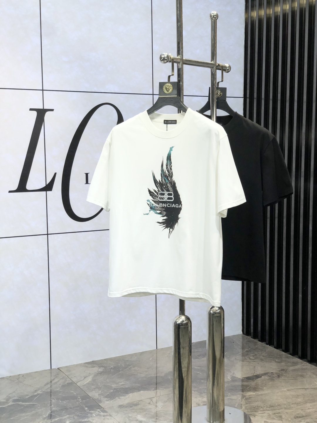 NO:116703,.Balenicaga. 2025 spring and summer new product, fashionable round neck short sleeve high-end custom versatile style!  More practical, anyone can easily control it. It is made of European cotton pure cotton fabric, luxurious and classic brand logo design, w is very high-end and must-have if you understand the goods!  The style cut is a slim fit. 6 is very exquisite, showing aura and highlighting the exquisiteness of business men. This is the uniqueness. The right slim fit is very good, and the upper body effect is very good. Size M-3XL, balenciaga, T-shirt, alexander wang19860909.巴黎世家.2025春夏新品时尚圆领短袖高级定制百搭款式！更有实用感 任何人都可以轻松驾驭 采用欧棉纯棉面料制作,奢华经典品牌logo设计,w非常显档次懂货的必须入！版型剪裁属于修身款 6非常精致,显气场,又会凸显商务男士的精致,这就是独到之处,恰到好处的修身,上身效果非常赞.尺码M-3XL,,balenciaga,T-shirt,alexander wang,Men's clothing